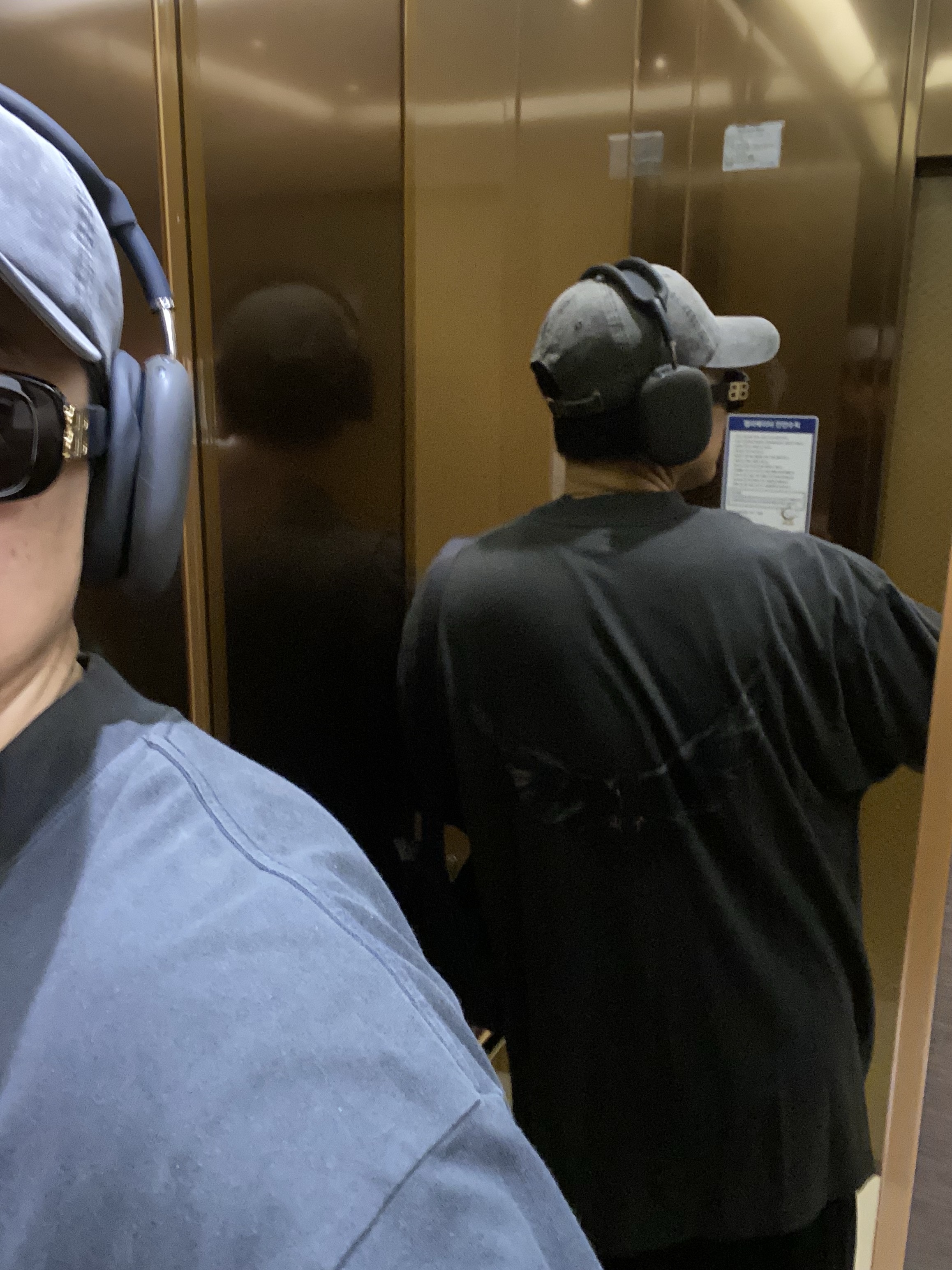 Apple AirPods Max USB C Midnight (Korean Ver.), Stussy Washed Basic Low Pro Cap Charcoal 착용 스타일 - 2