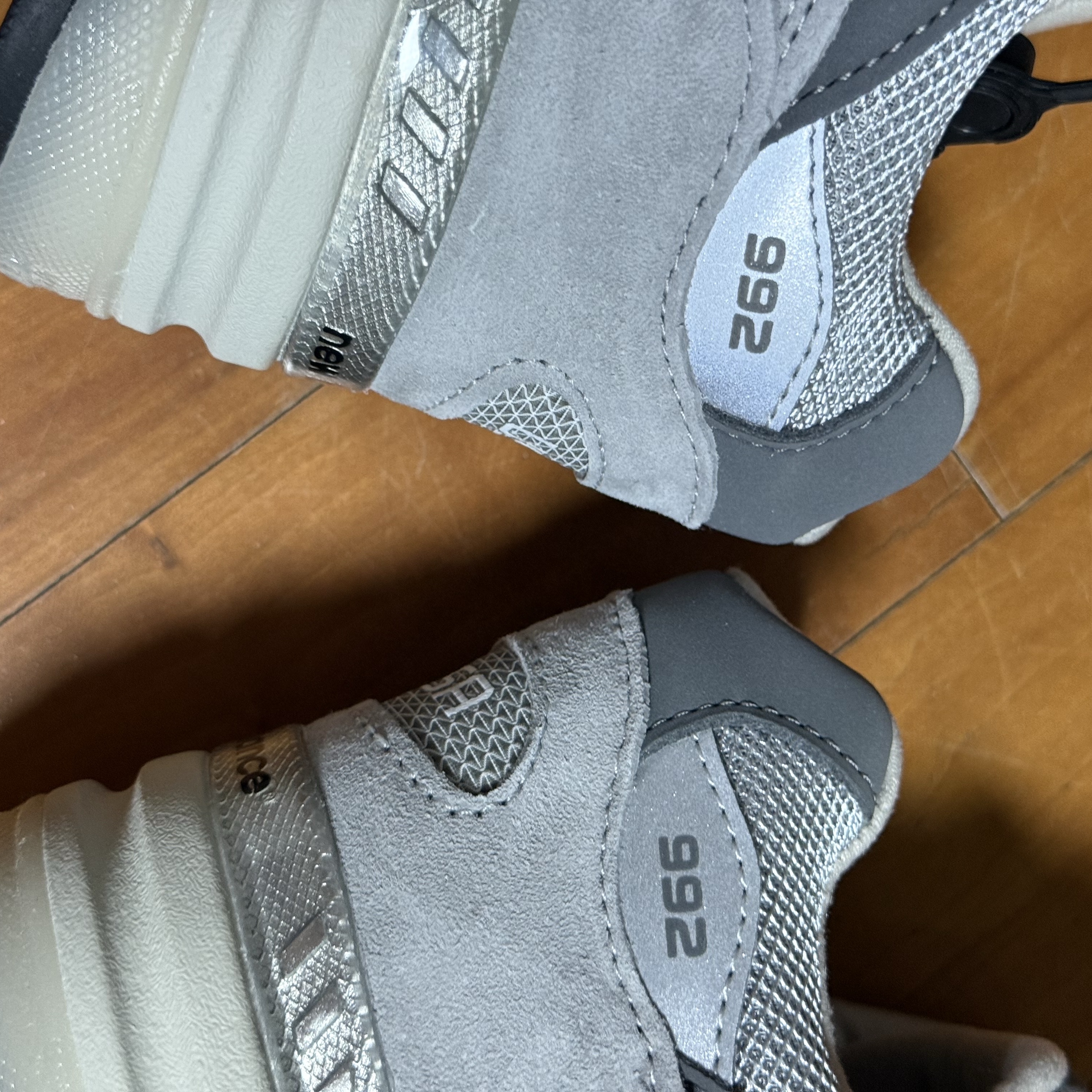 New Balance 992 Made in USA Core Grey Silver Metallic 착용 스타일 - 5