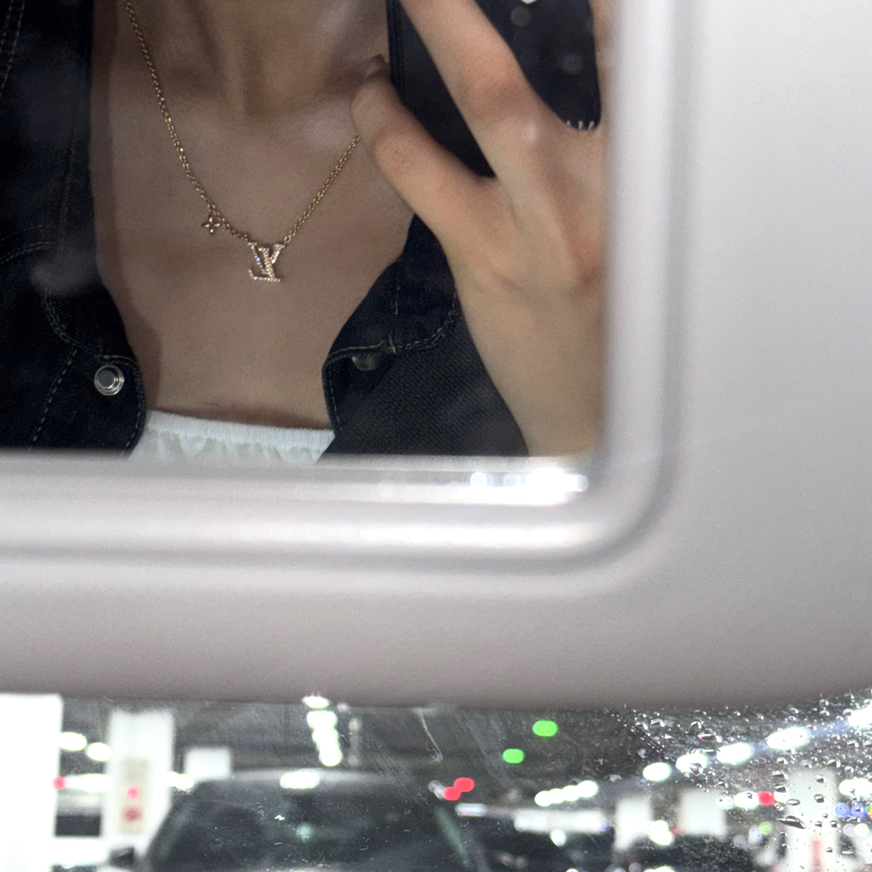 (W) Louis Vuitton LV Iconic Necklace Gold 착용 스타일 - 2