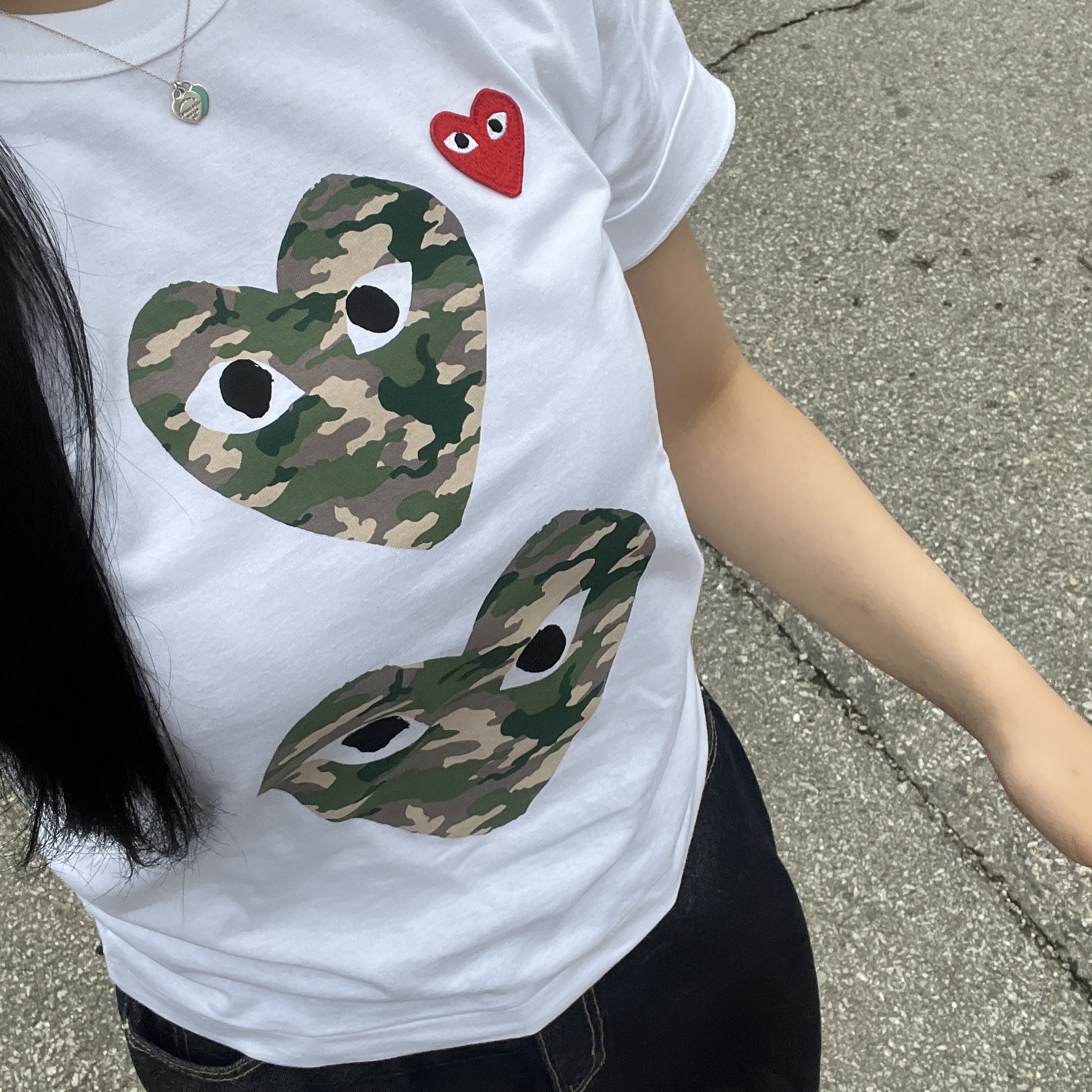 (W) Play Comme des Garcons Camouflage Double Heart T-Shirt White 착용 스타일