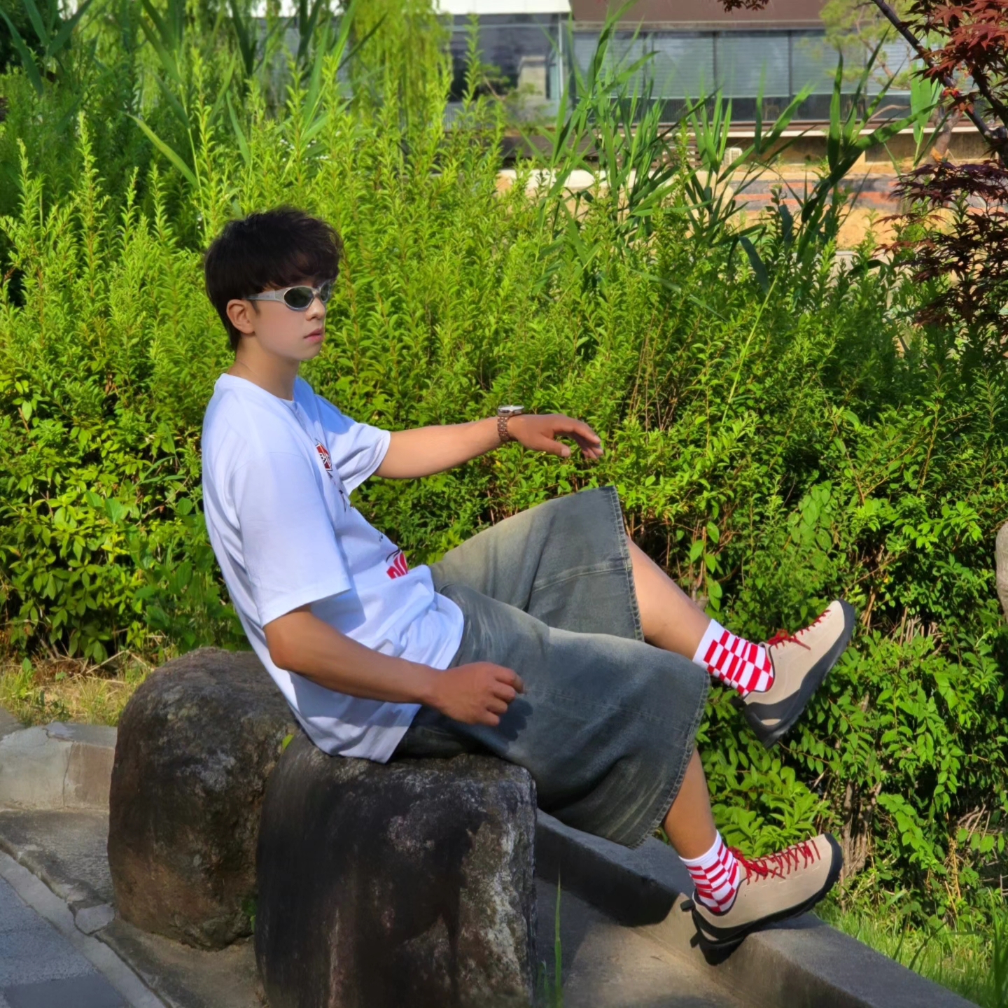Supreme x Ducati Bike T-Shirt White - 24SS, Keen Jasper Suede Sneakers Silver Mink 착용 스타일 - 8