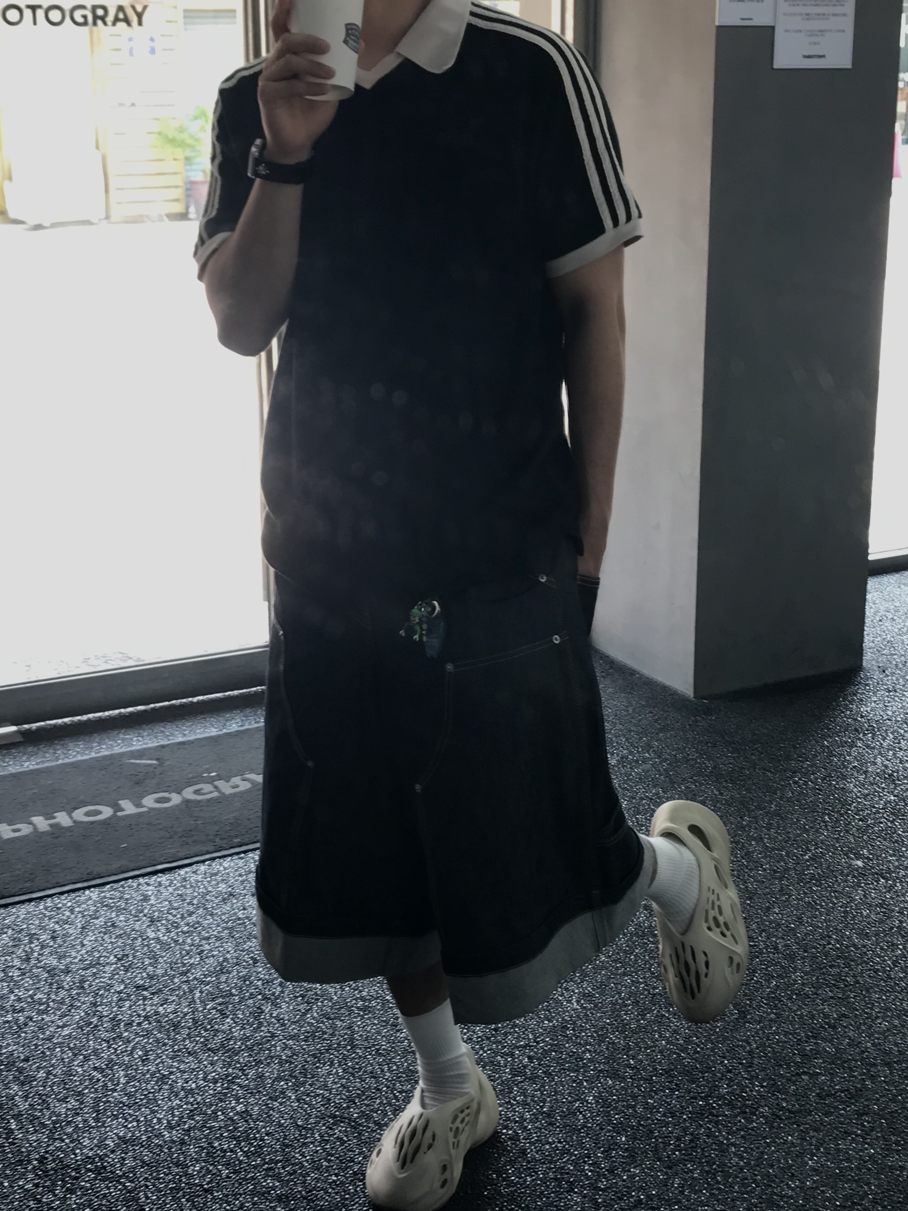 GRAILZ x KOIN SEOUL Carpenter Bermuda Denim Pants Indigo, Adidas Yeezy Foam RNNR Sand 착용 스타일 - 2