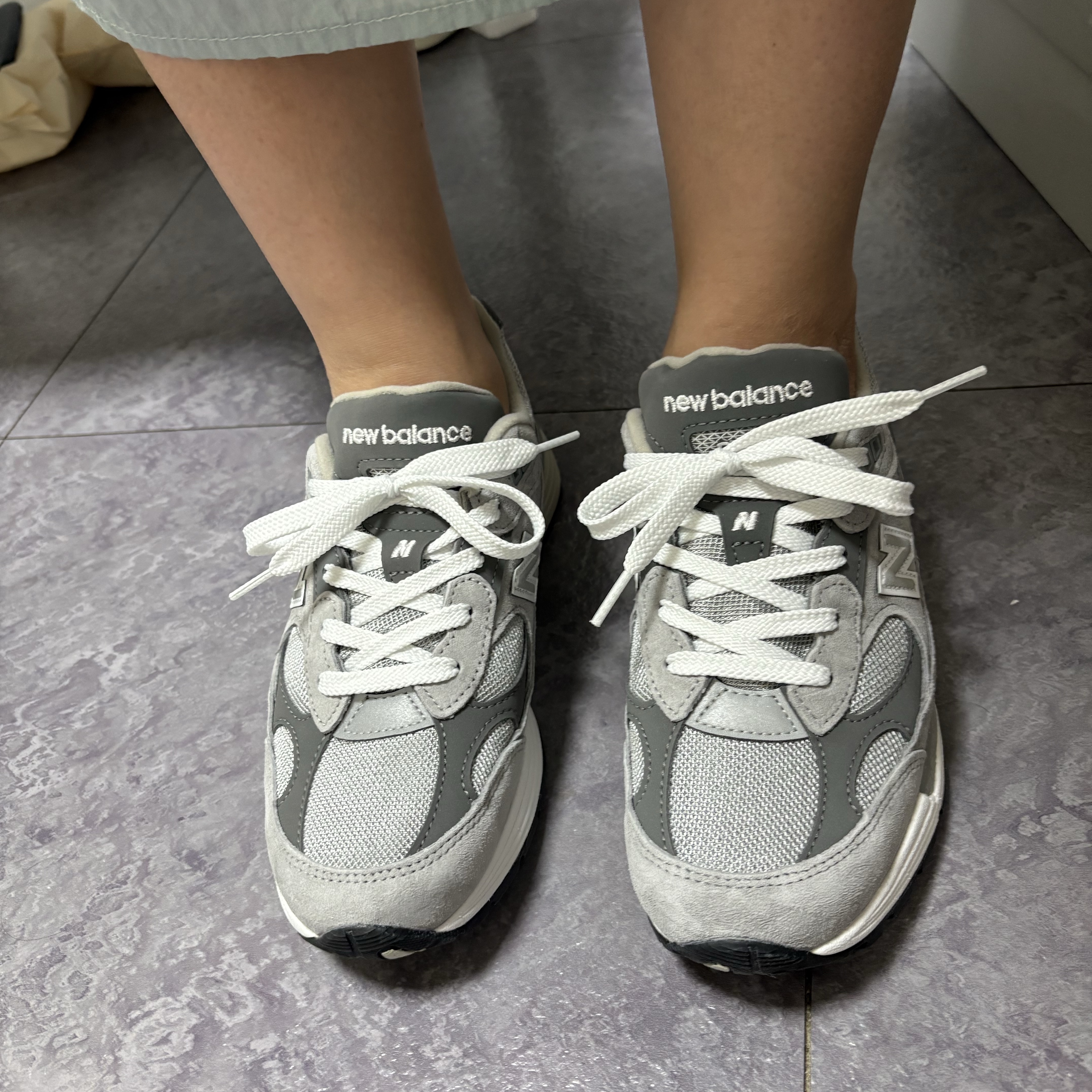 New Balance 992 Made in USA Core Grey Silver Metallic 착용 스타일