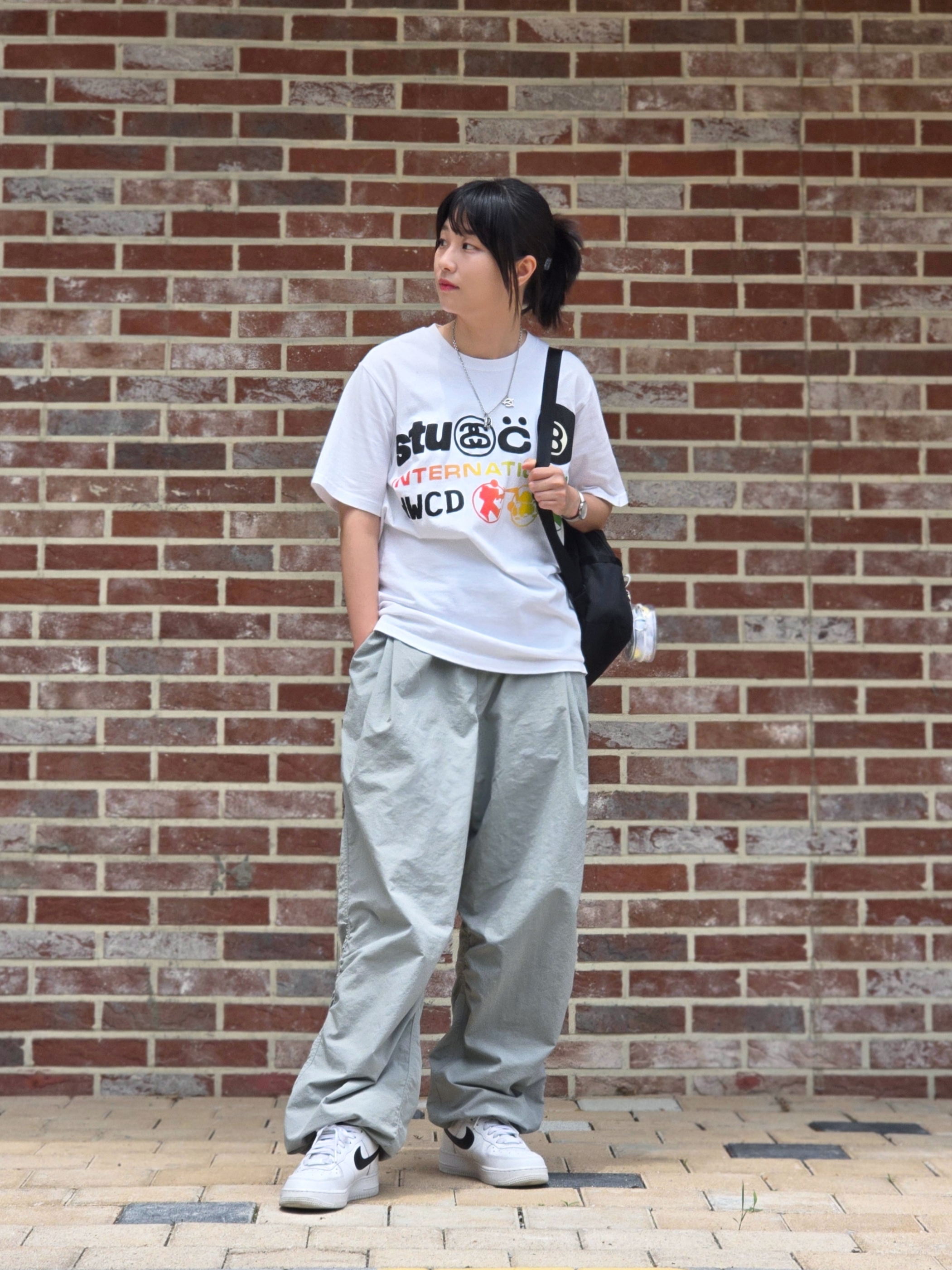 Stussy x Cactus Plant Flea Market International T-Shirt White, Nike Futura 365 Mini Backpack Black 착용 스타일 - 2