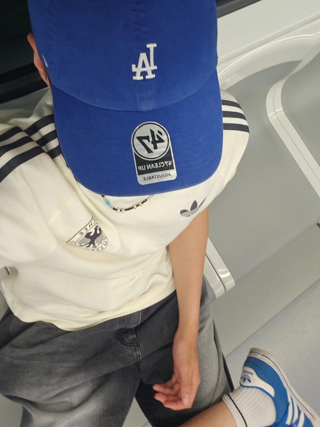 Adidas German Adicolor Classic 3-Stripes T-Shirt Off White - US Sizing, 47 Brand LA Dodgers Base Runner Clean Up Royal 착용 스타일 - 1