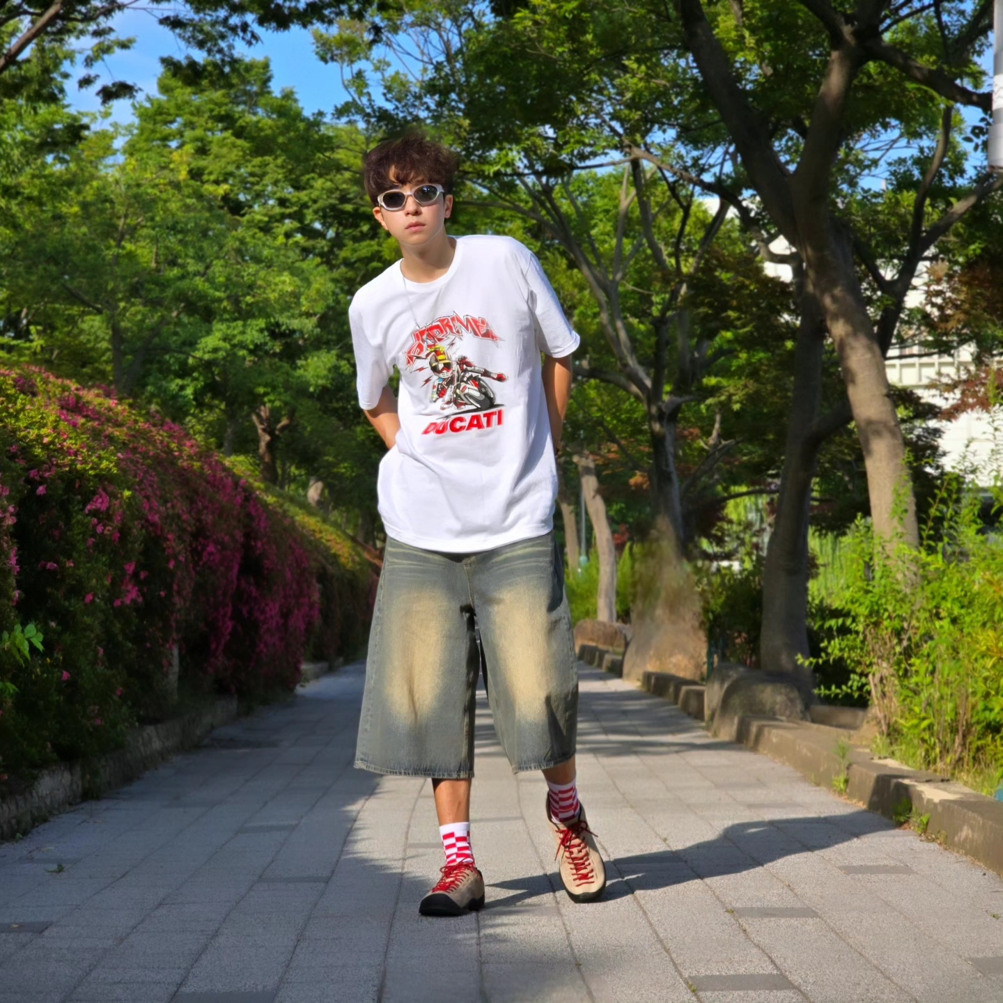 Supreme x Ducati Bike T-Shirt White - 24SS, Keen Jasper Suede Sneakers Silver Mink 착용 스타일 - 1