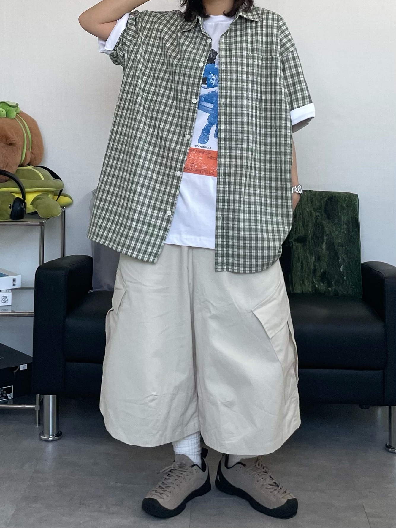 Keen Jasper Suede Sneakers Silver Mink, Hello Sunrise 90s Logo 6Panel Cap Beige & Navy 착용 스타일 - 3