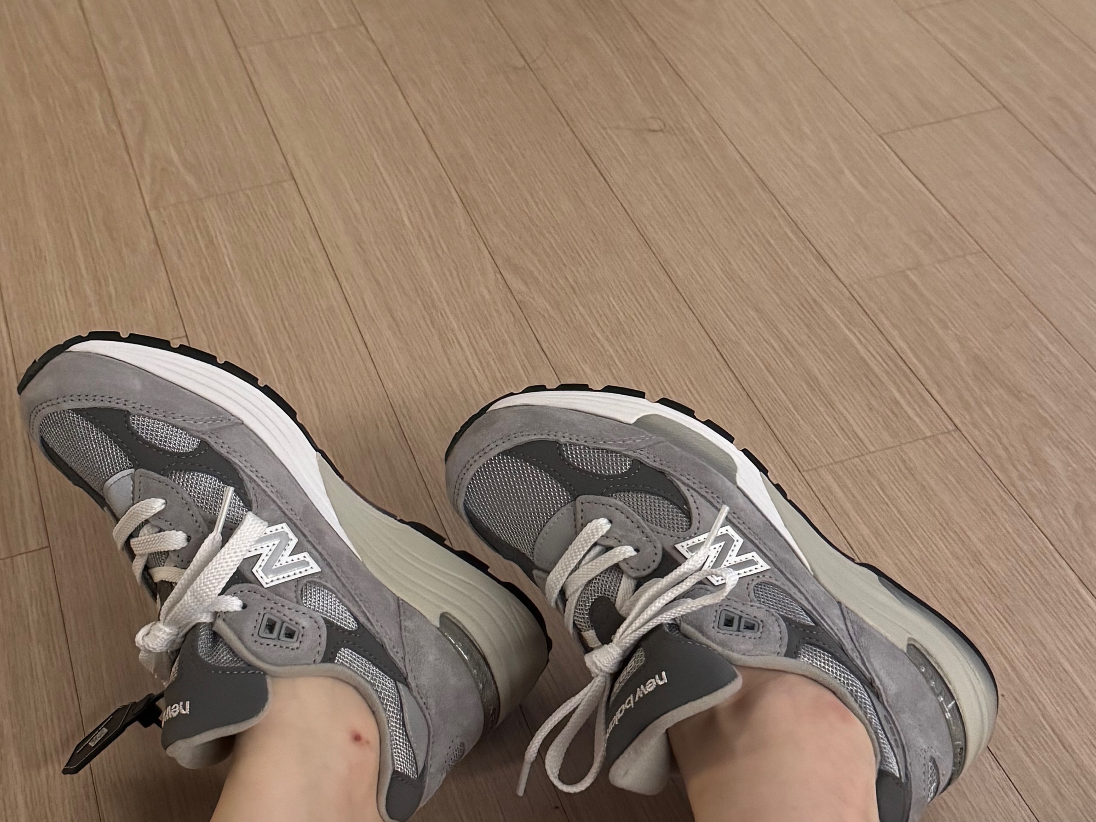 New Balance 992 Made in USA Core Grey Silver Metallic 착용 스타일