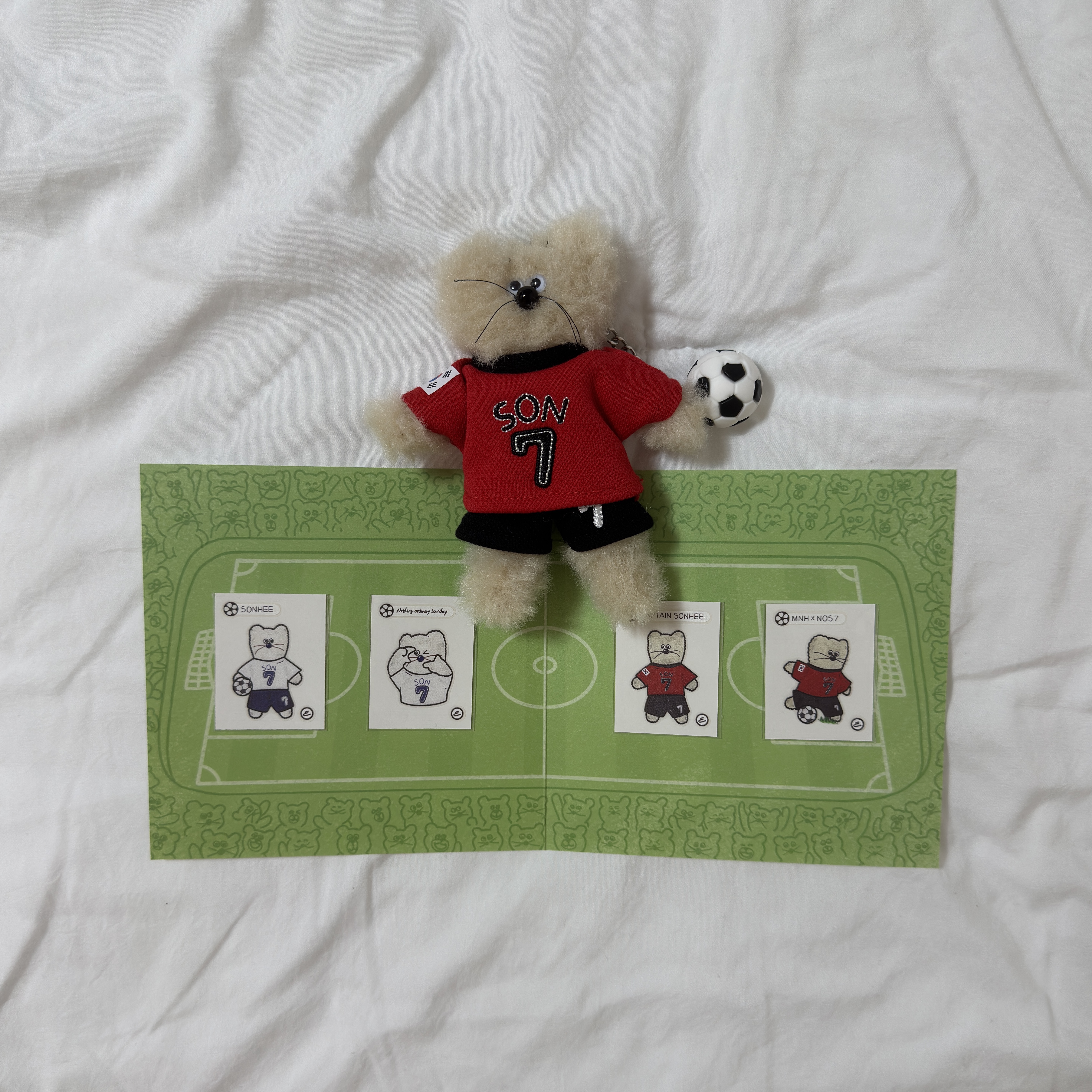 Monamhee x NOS7 Captain SON.hee Keyring Red 착용 스타일 - 3