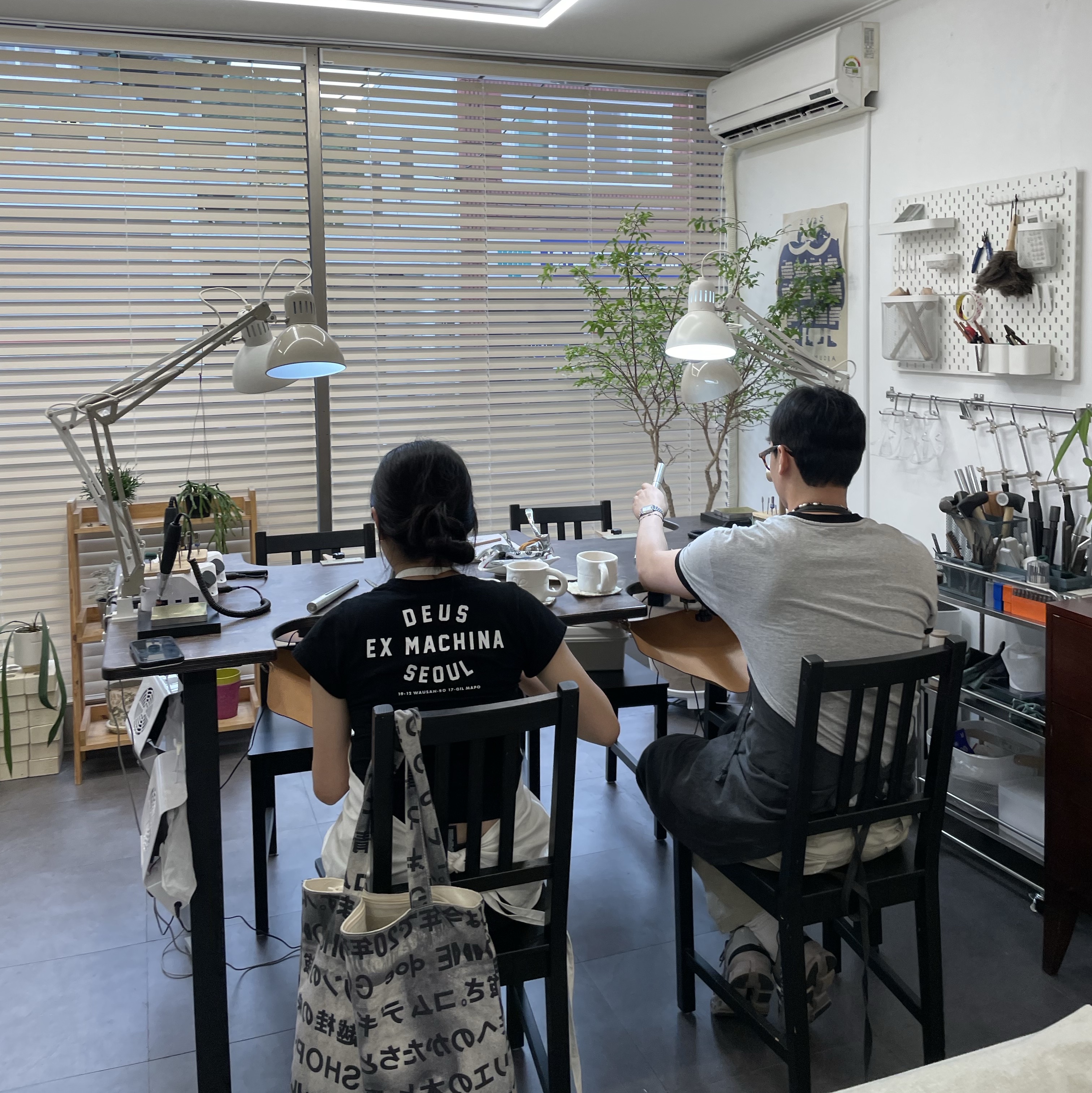 (Kids) Deus Ex Machina College Seoul T-Shirt Black, New Balance 530 Premium Vintage Grey Matter 착용 스타일 - 2