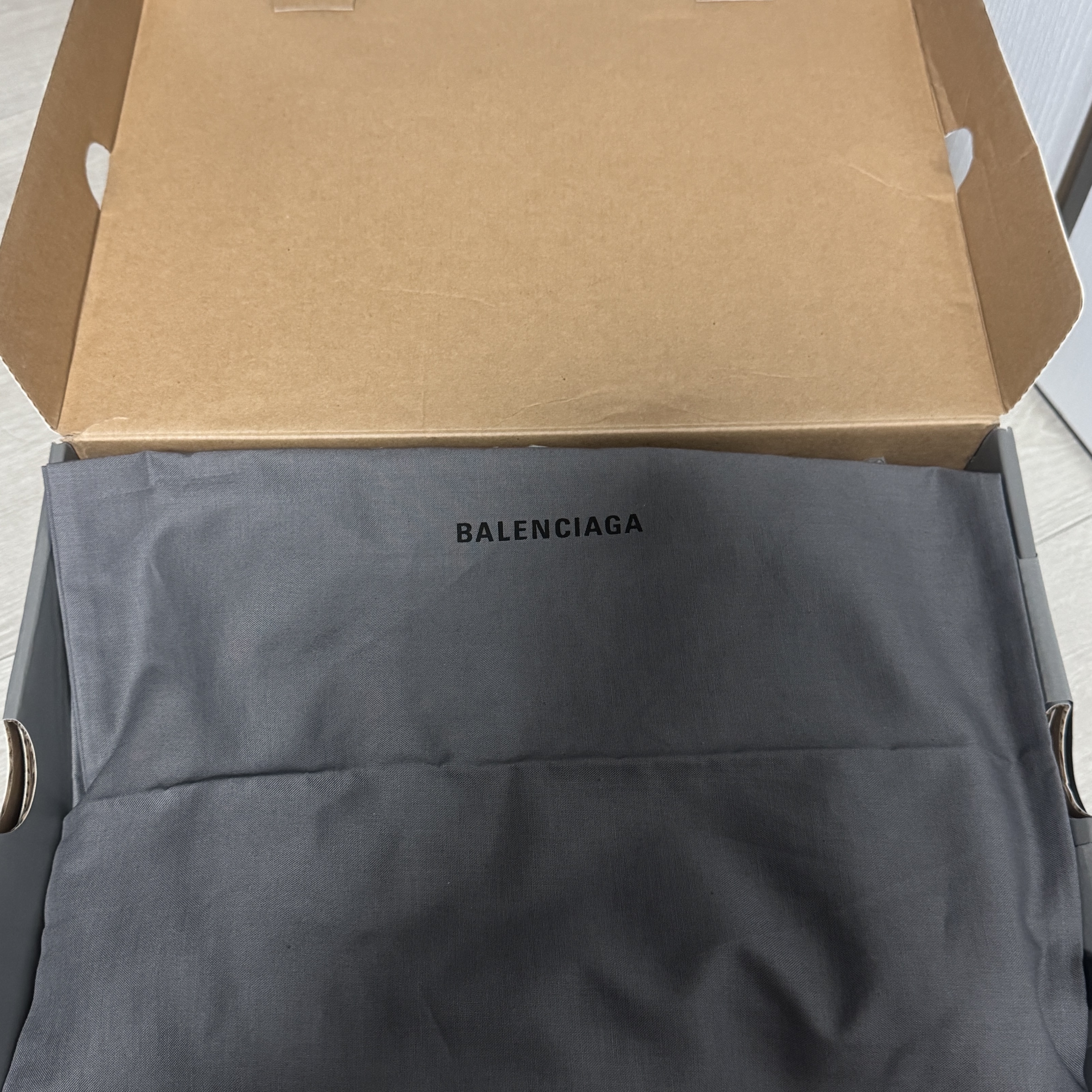 (W) Balenciaga Triple S Sneakers Curry 착용 스타일 - 6