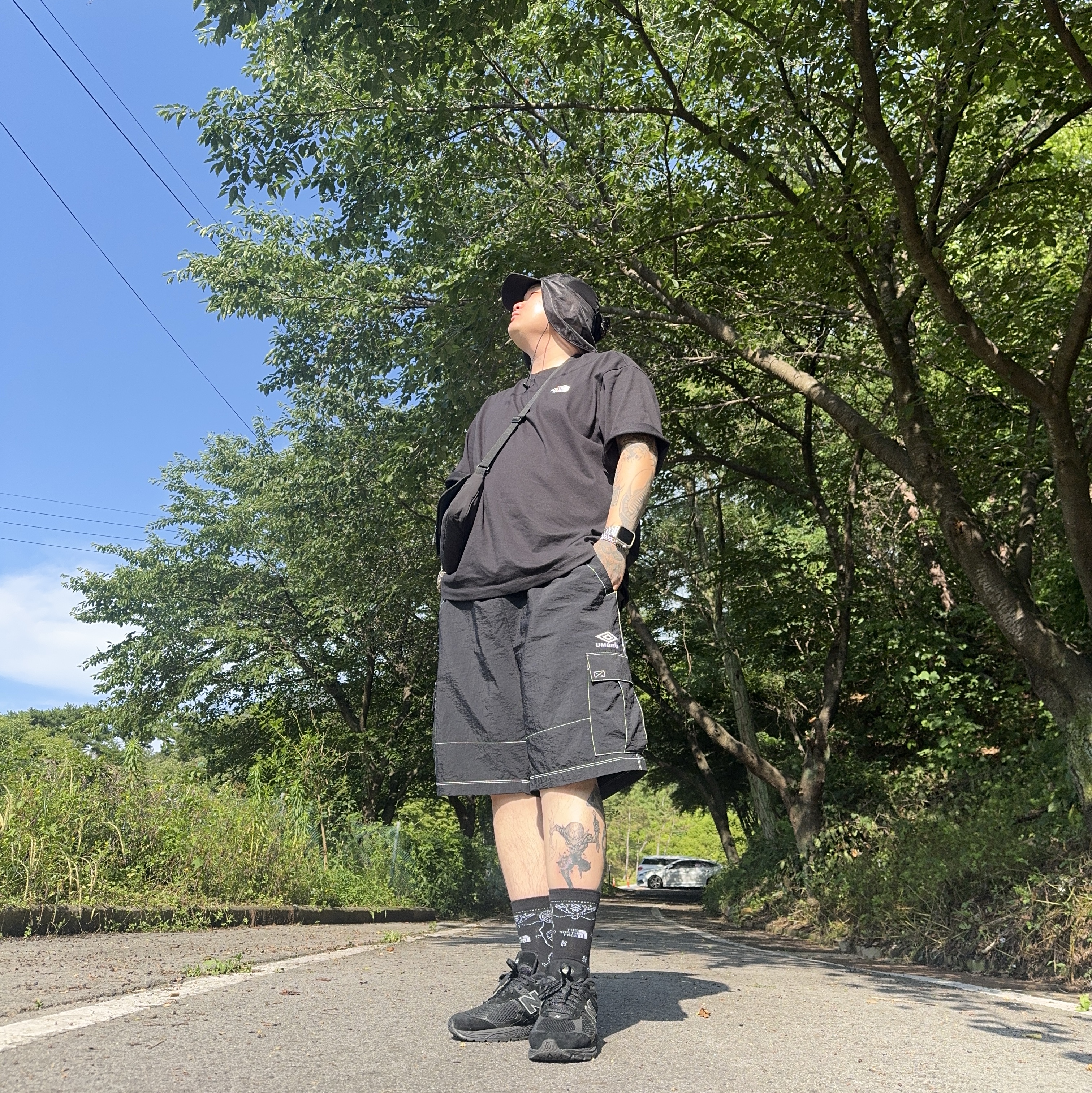 Supreme Mesh Sunshield Camp Cap Black - 24SS, The North Face Bandana S/S Round T-Shirt Black - 25SS 착용 스타일