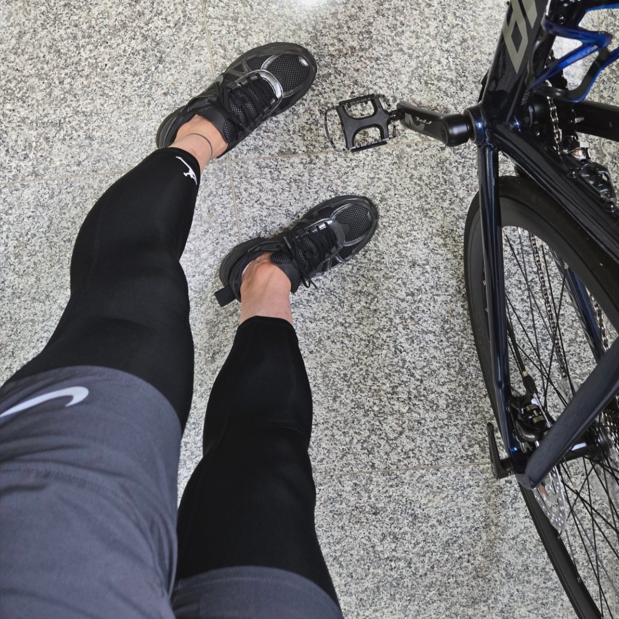 Nike V2K Run Black Anthracite 착용 스타일