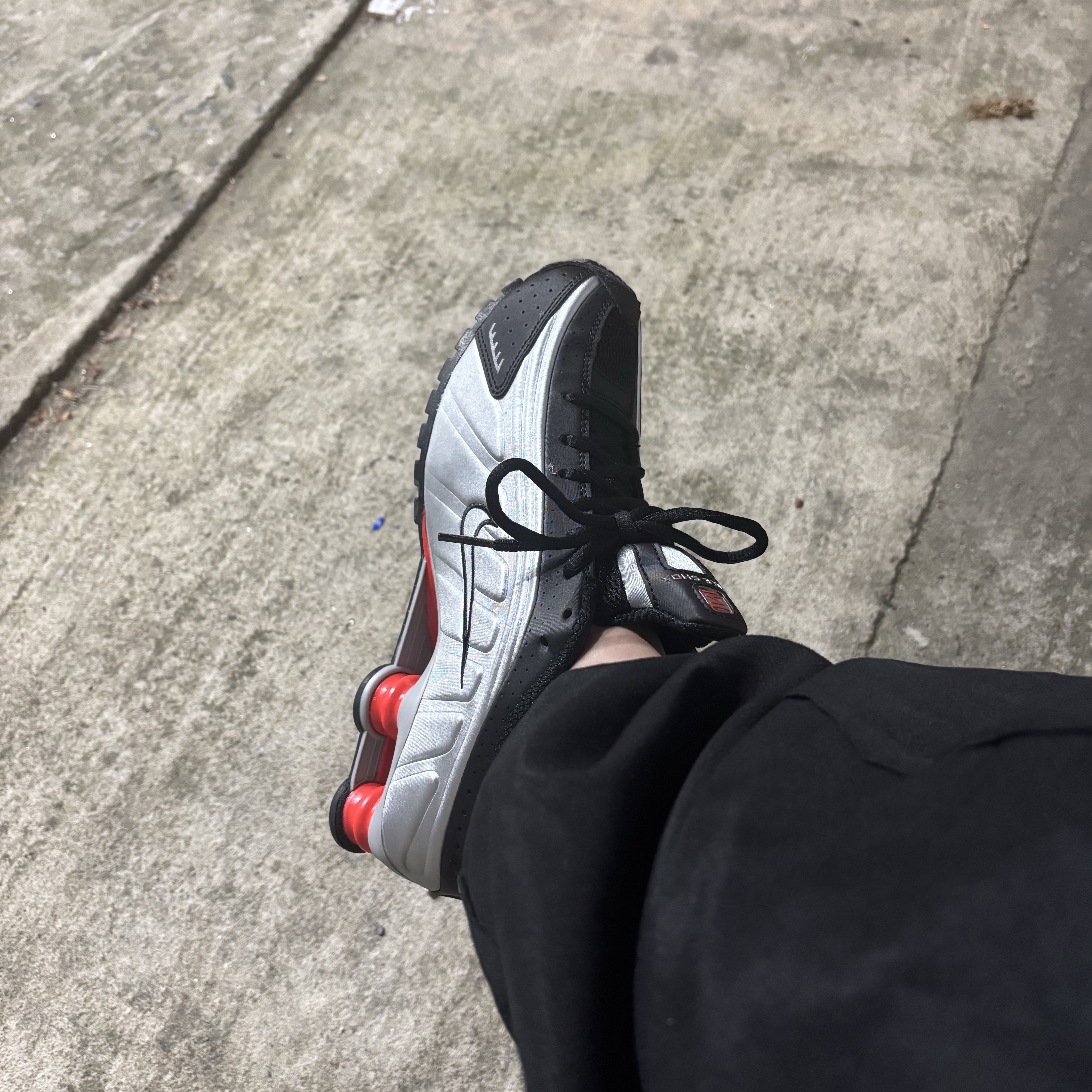 Nike Shox R4 Metallic Silver Red 착용 스타일