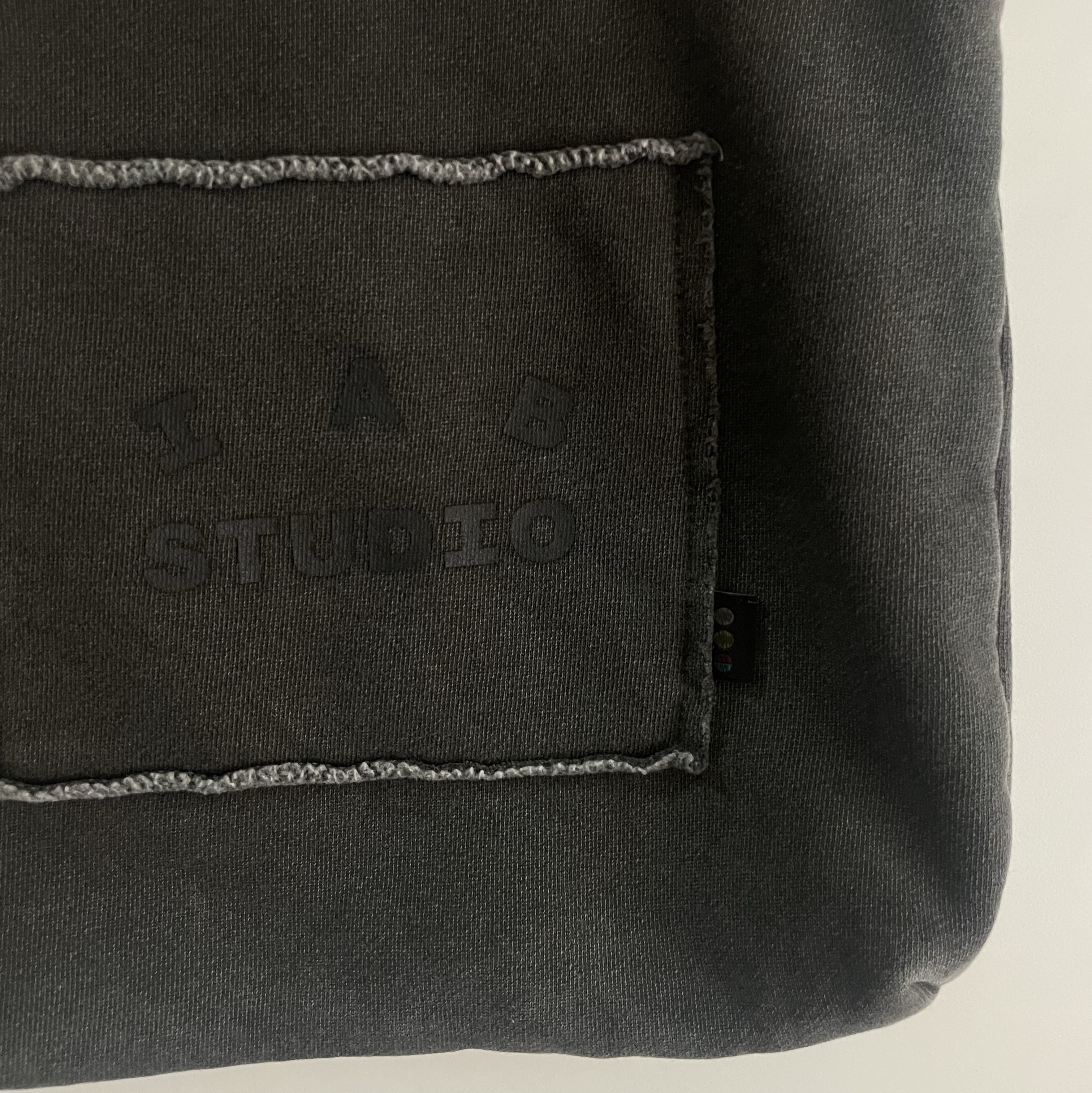 IAB Studio Pigment Bag Black 착용 스타일