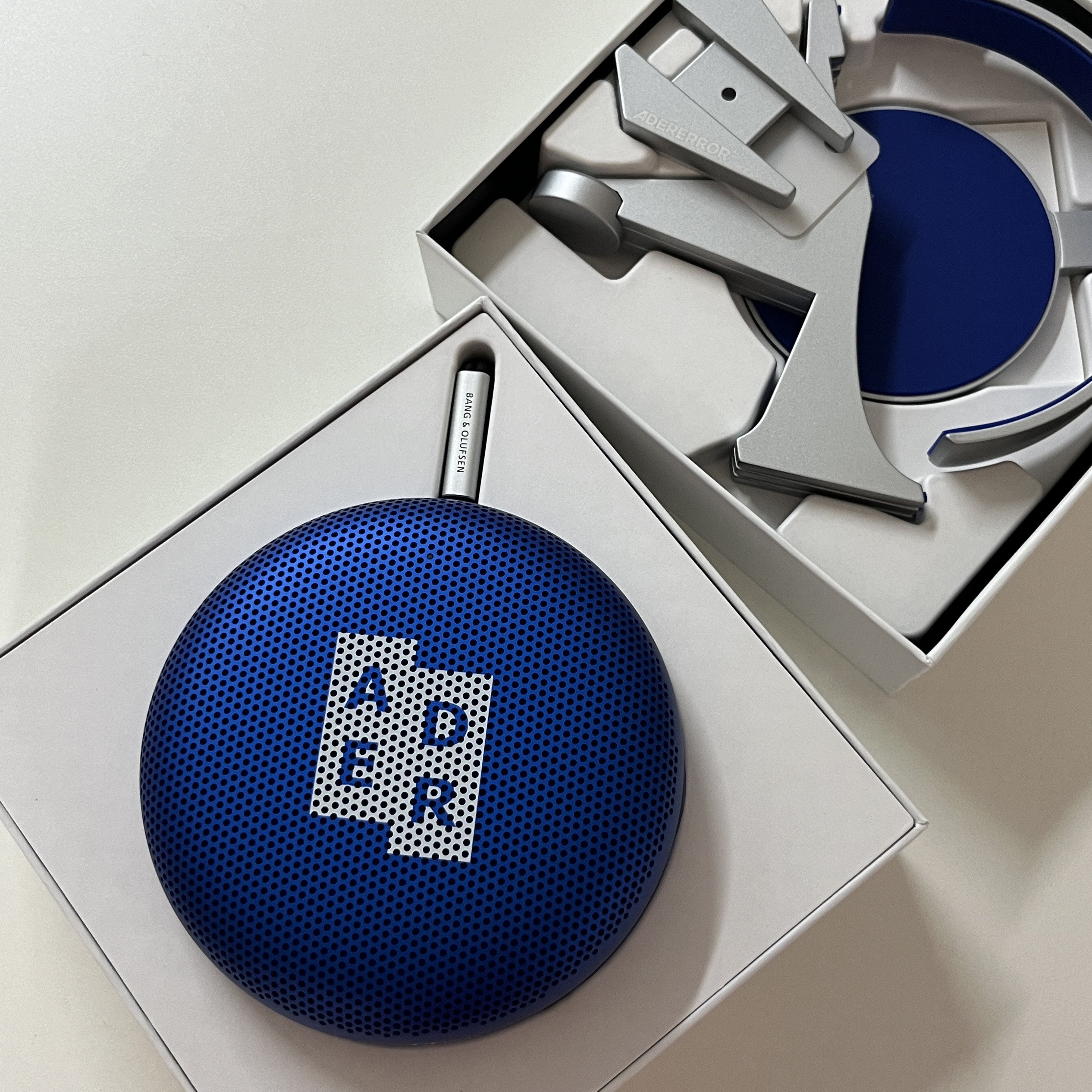 Bang & Olufsen x Ader Error Beosound A1 Ader Error Edition Z-Blue (With Speaker Stand) - Korean Ver. 착용 스타일 - 2