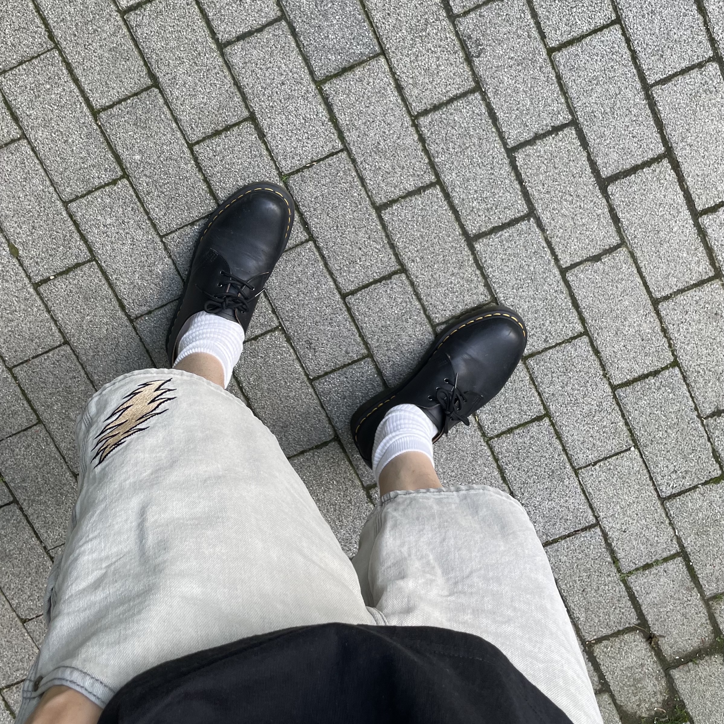 Dr. Martens 1461 Smooth Black, Thisisneverthat x Grateful Dead Lightning Carpenter Shorts Tint 착용 스타일