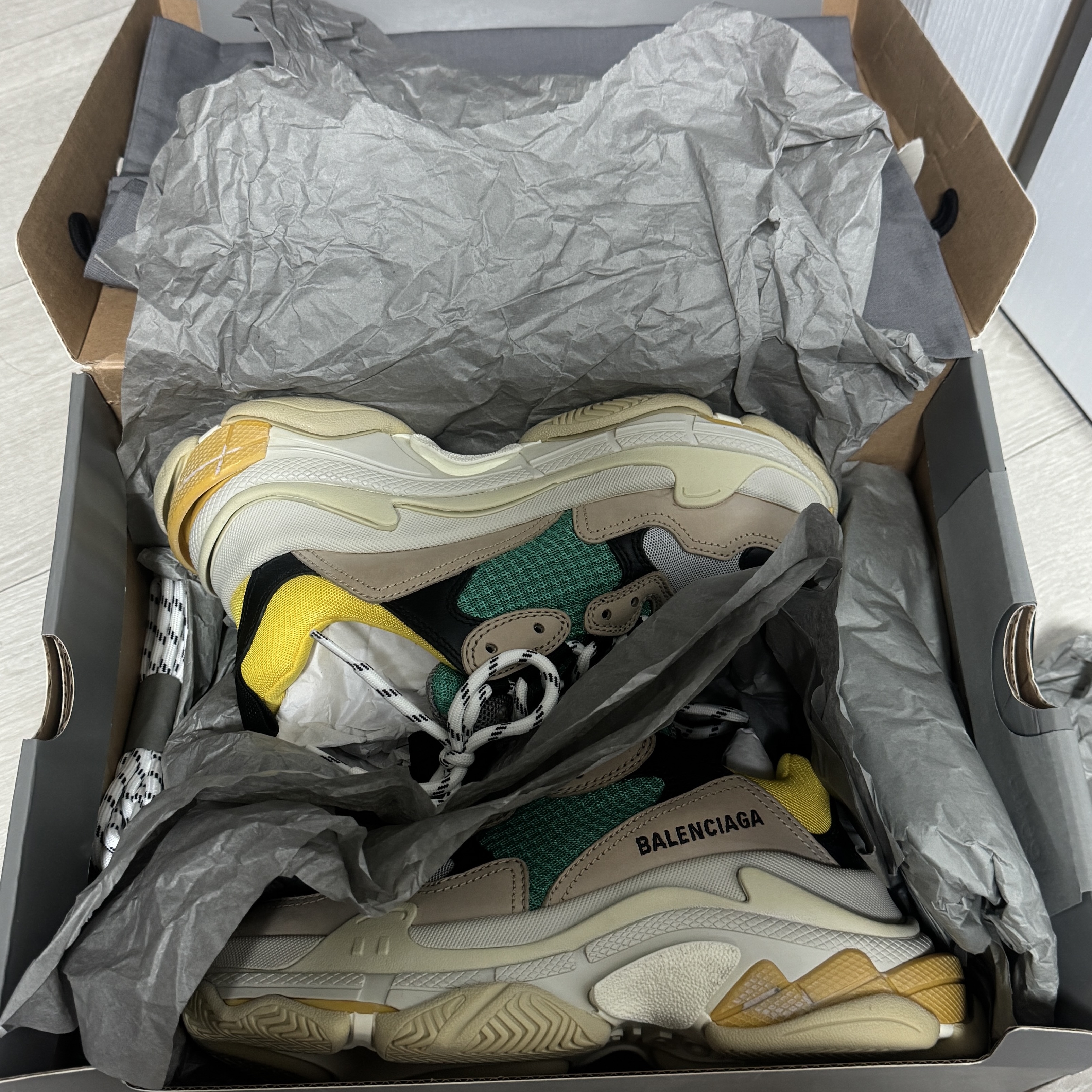 (W) Balenciaga Triple S Sneakers Curry 착용 스타일 - 5