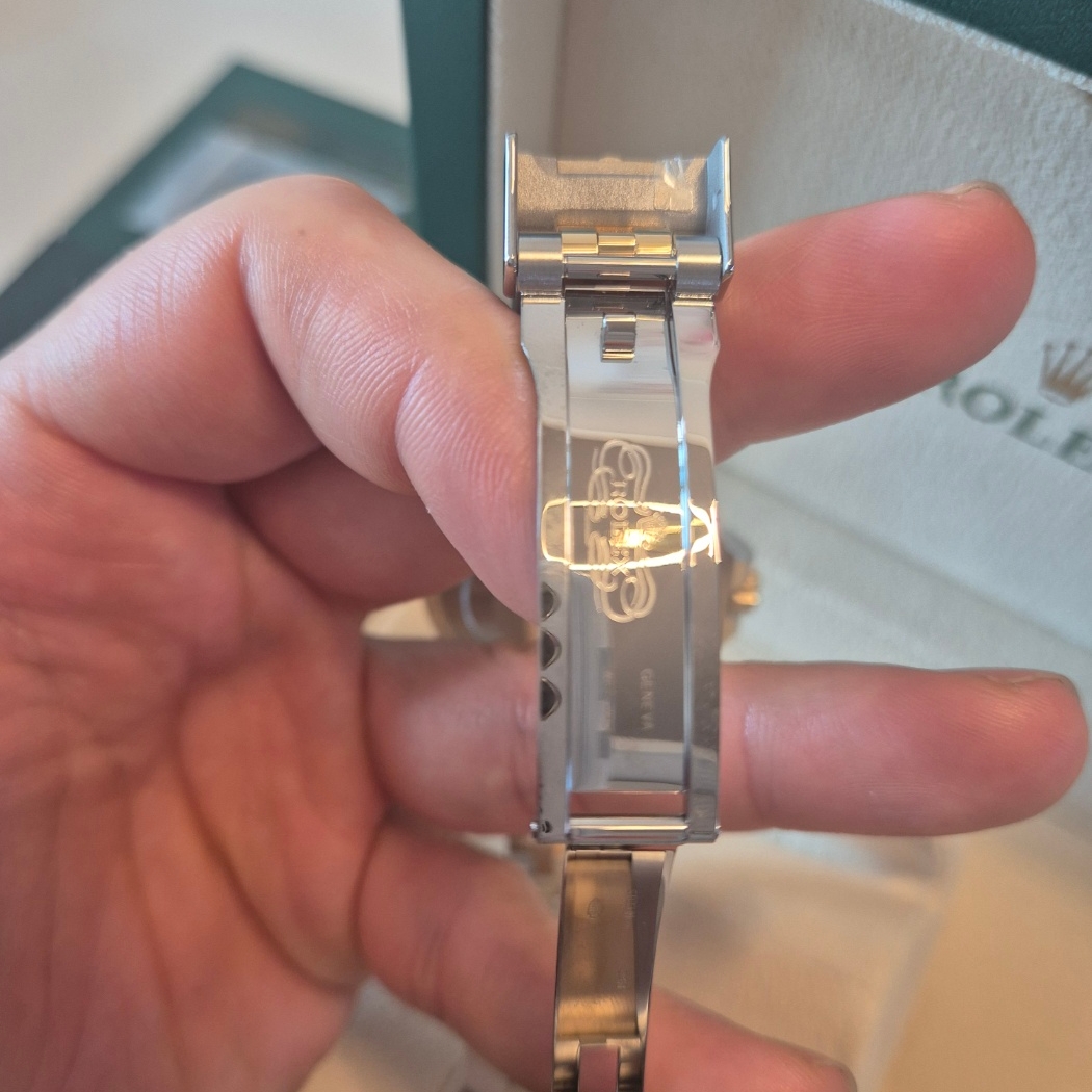 Rolex GMT-Master II 40mm 126713GRNR Black Jubilee 착용 스타일 - 2