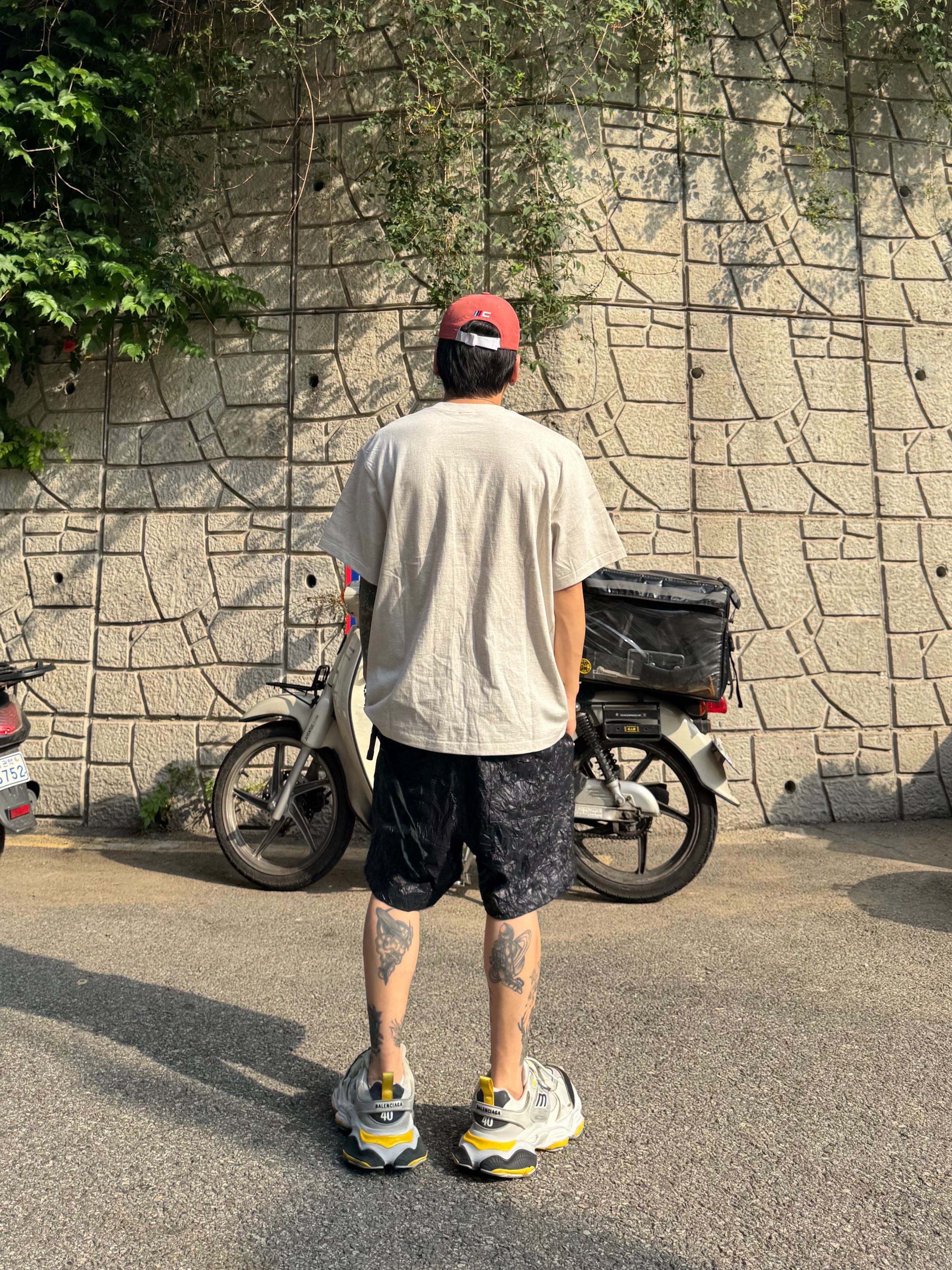 Balenciaga Cargo Sneakers Grey Black Yellow 착용 스타일 - 6