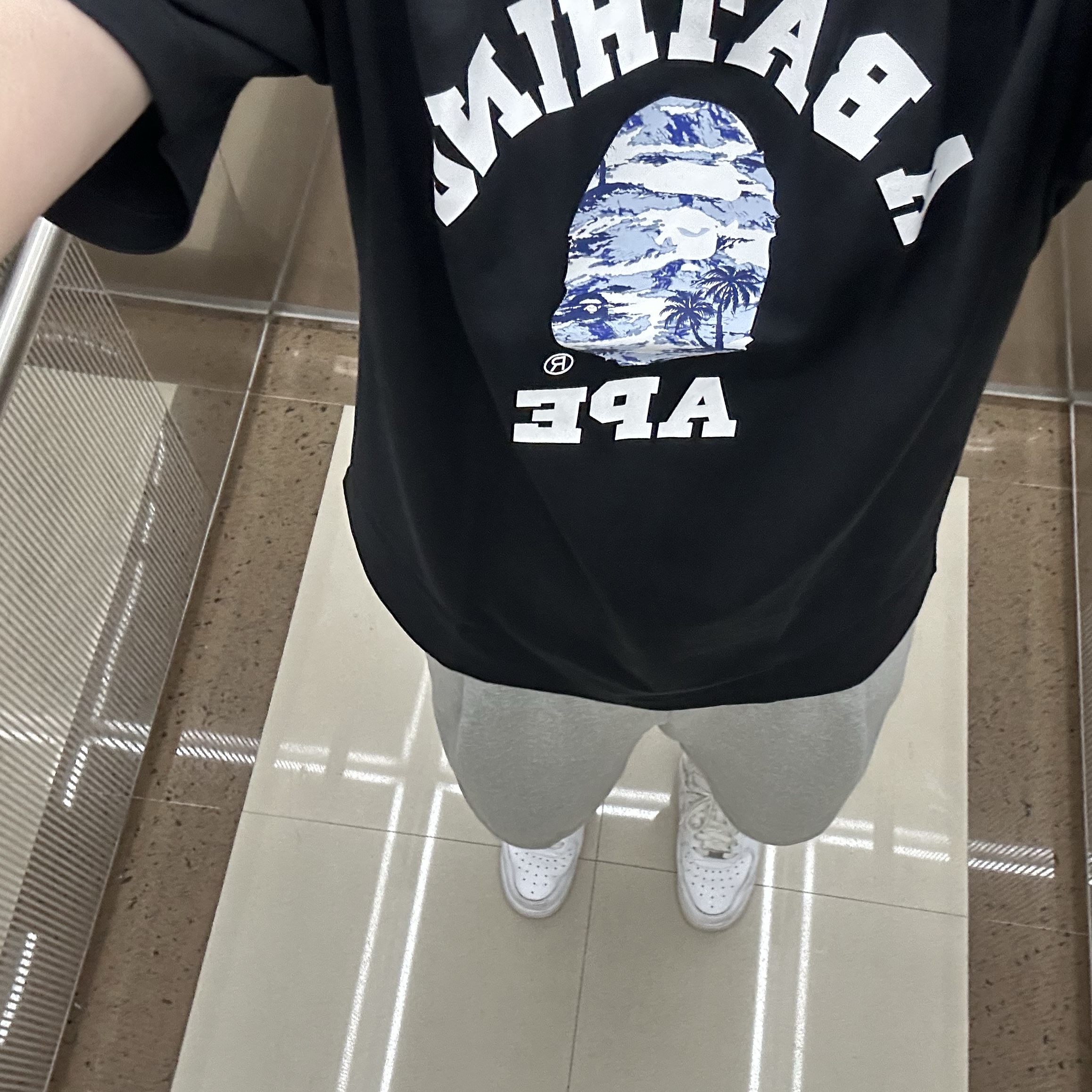 BAPE Palm Tree Camo College T-Shirt Black Blue, Apple Airpods Pro 2nd Gen with MagSafe Charging Case USB C (Korean Ver.) 착용 스타일 - 1