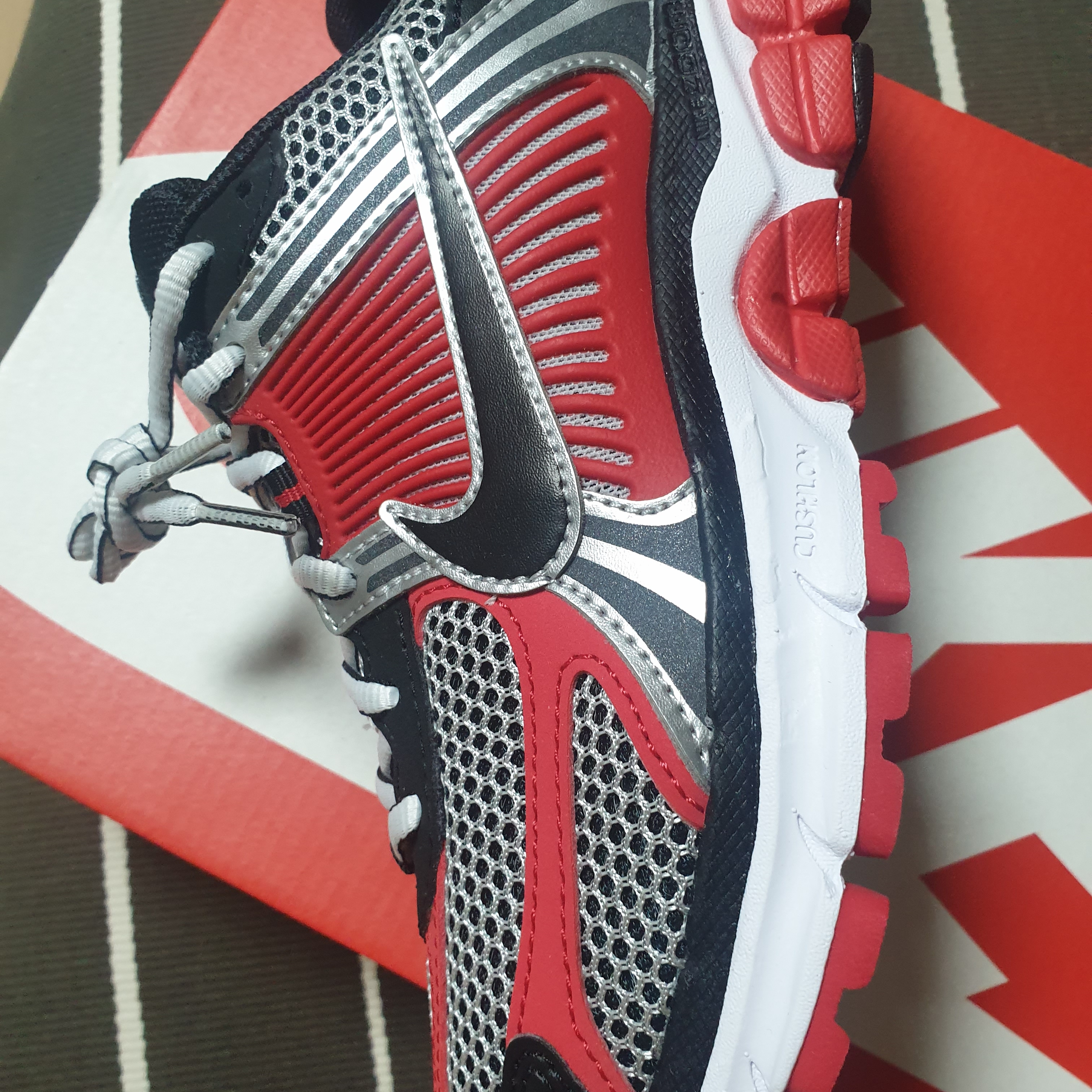 Nike Zoom Vomero 5 Metallic Silver University Red 착용 스타일