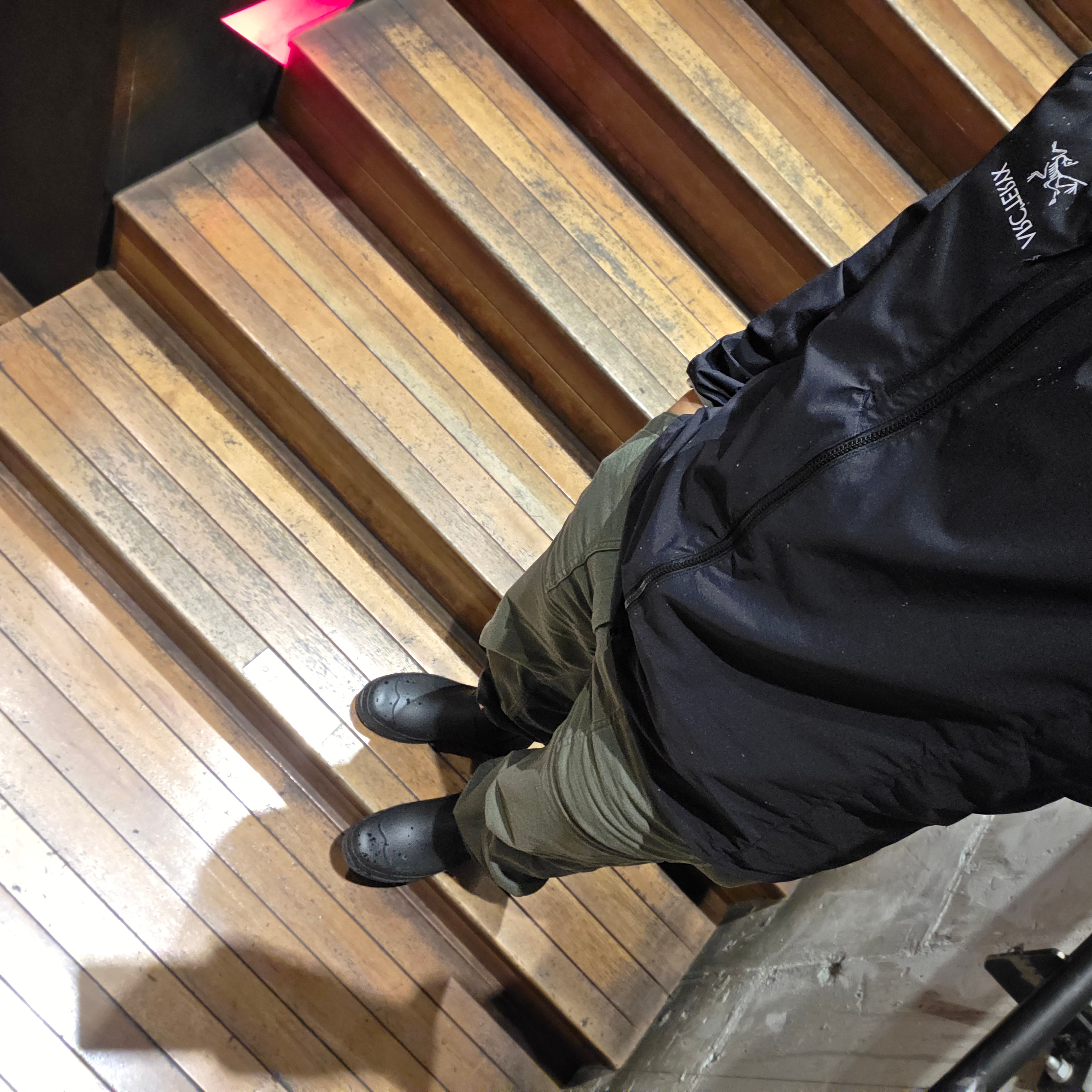 Arc'teryx Squamish Hoody Black, Hunter Play Short Wellington Boots Black 착용 스타일