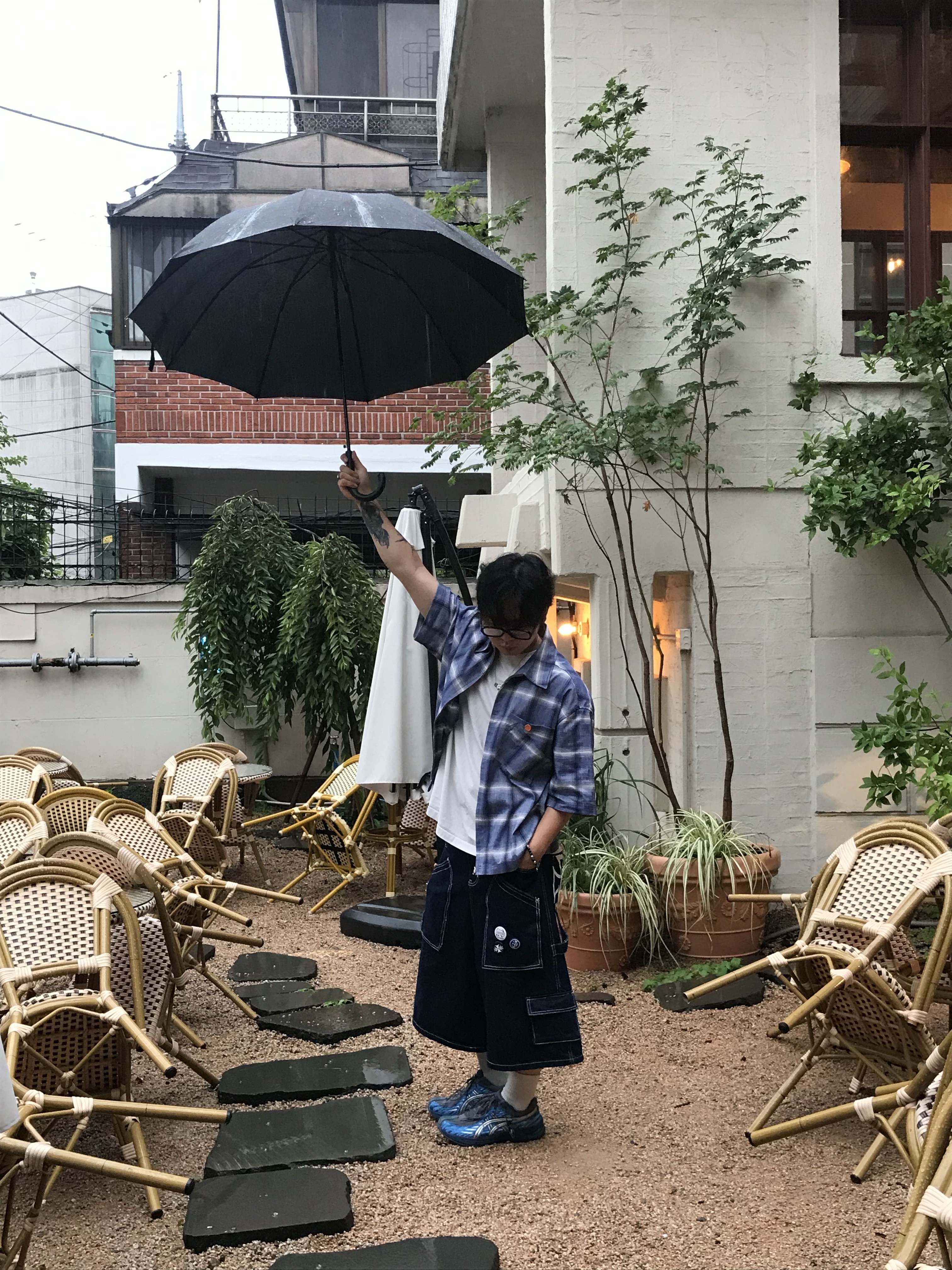 Gentle Monster x Maison Margiela MM114 Black Clear, Flavorism Carpenter Bermuda Denim Pants Indigo 착용 스타일 - 5