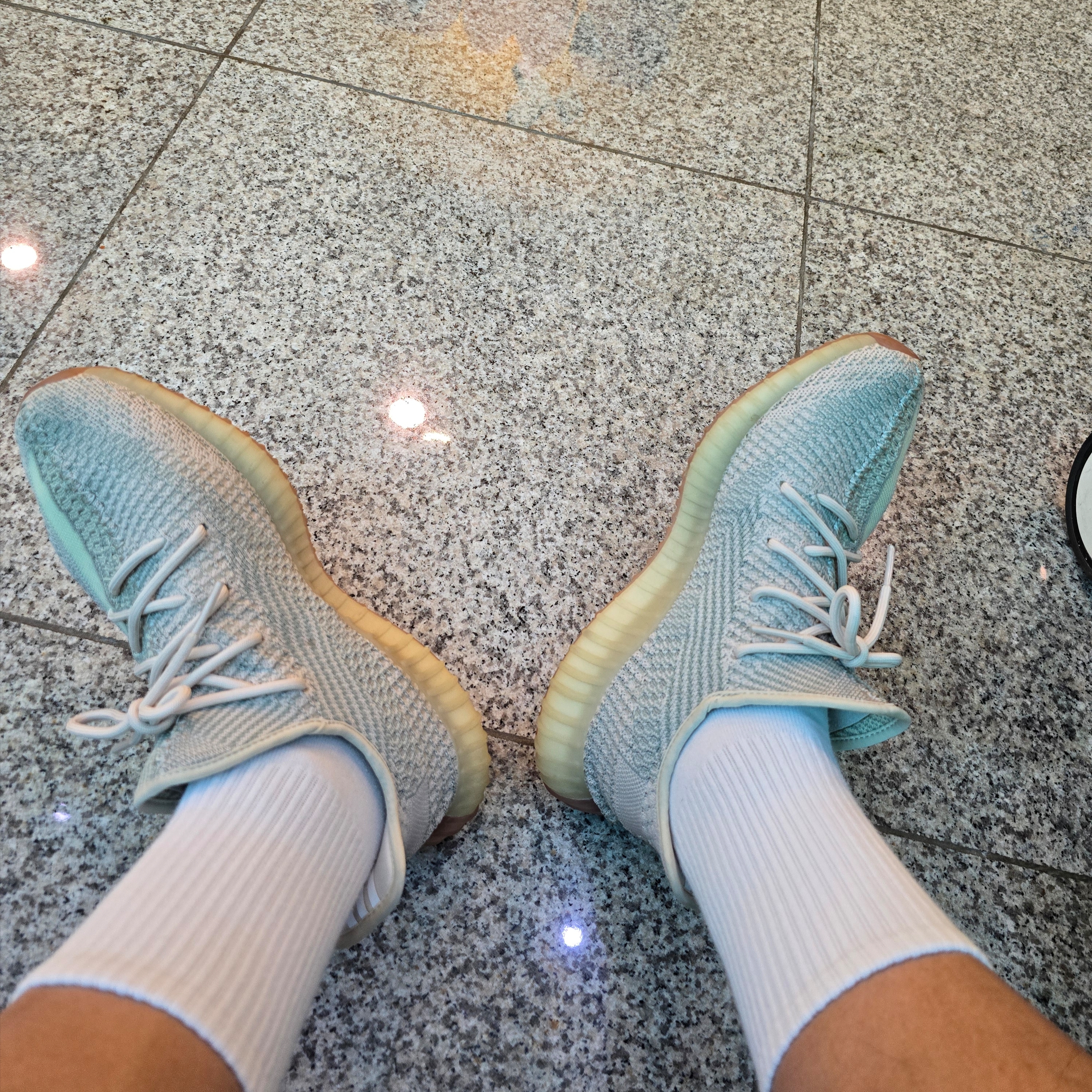 Adidas Yeezy Boost 350 V2 Bone 착용 스타일