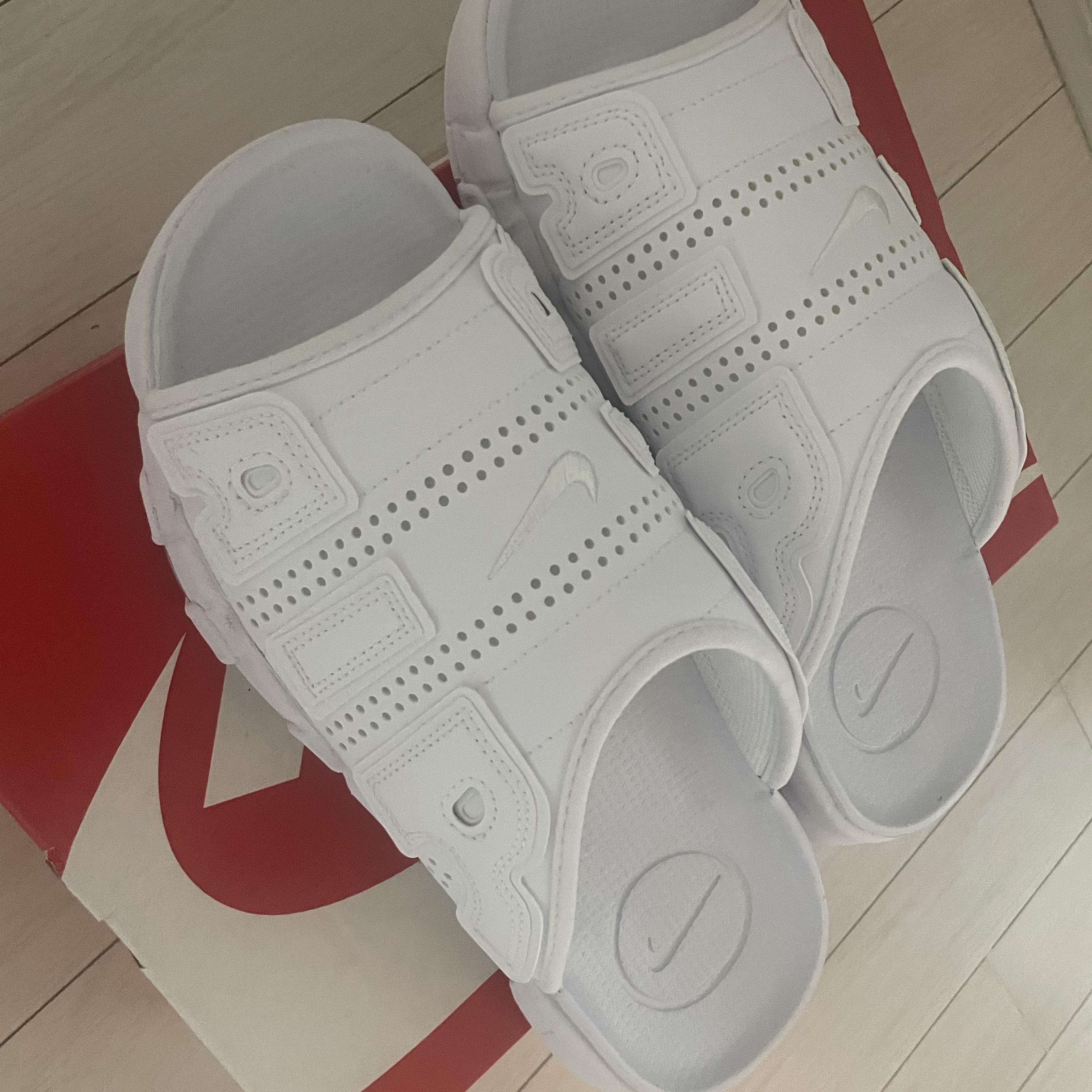 Nike Air More Uptempo Slide White 착용 스타일 - 1