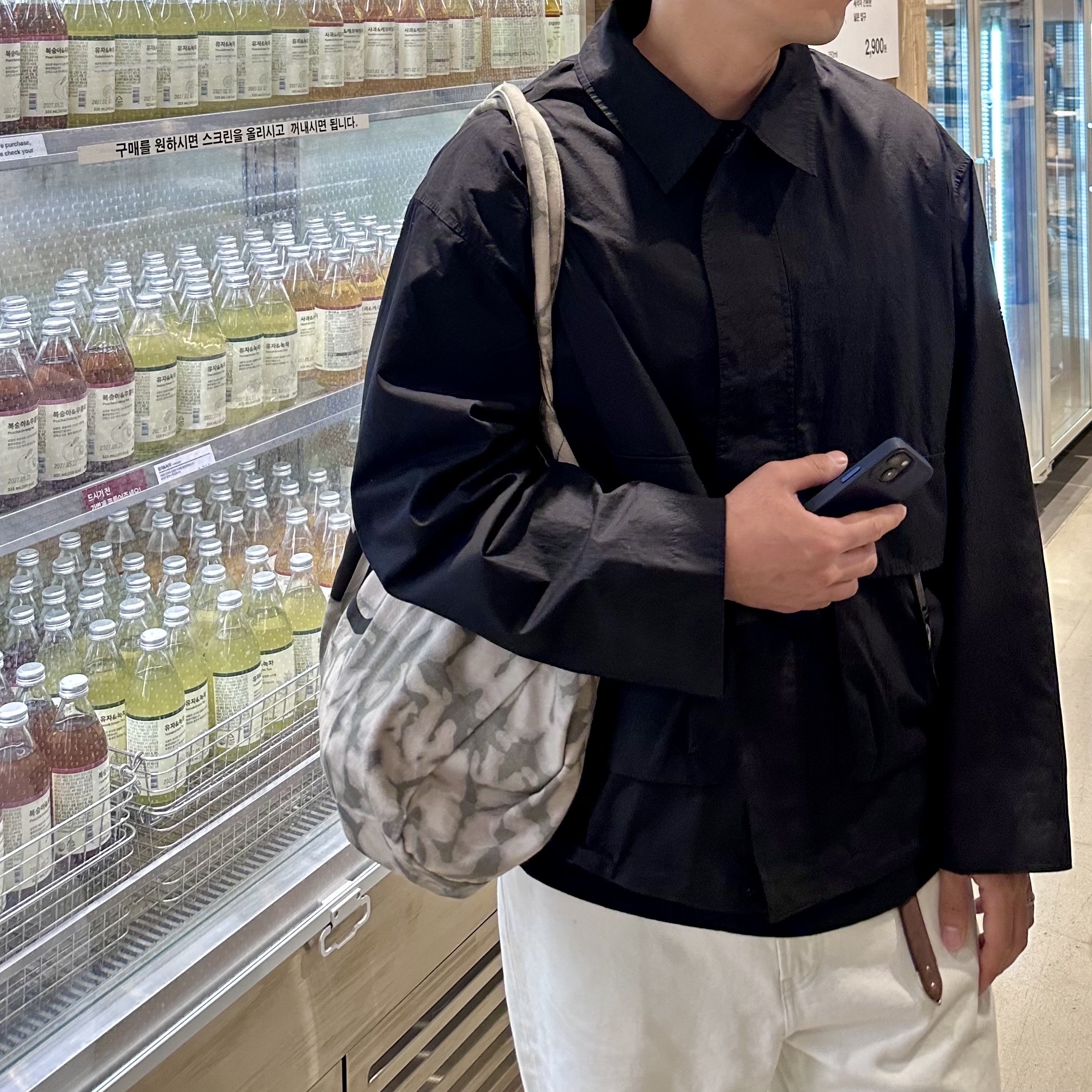 Alo Yoga Iconic Shopper Tote Bag Grey Tiedye 착용 스타일