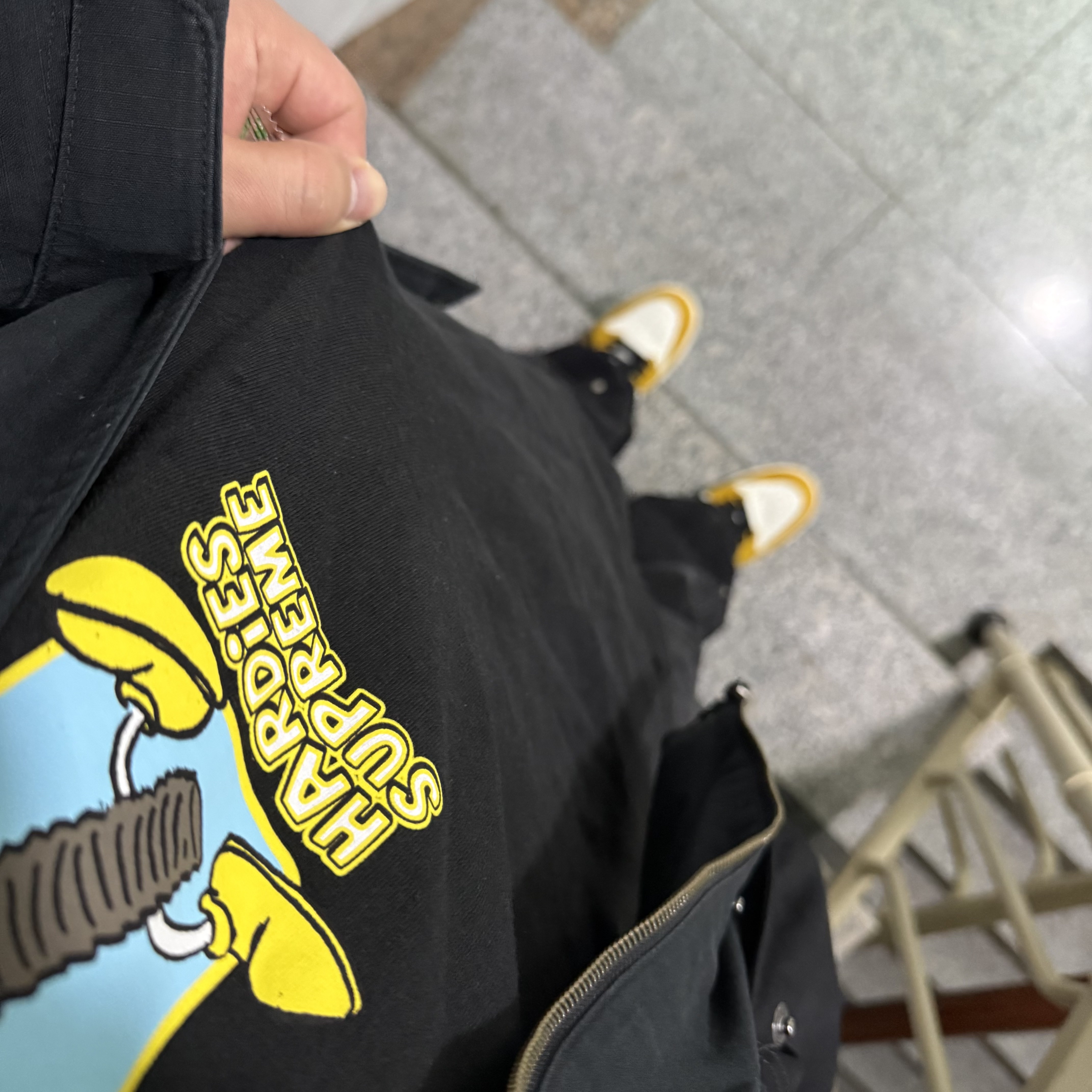 Supreme x Hardies Bolt T-Shirt Black - 23SS, Jordan 1 Retro High OG Yellow Ochre 착용 스타일 - 1