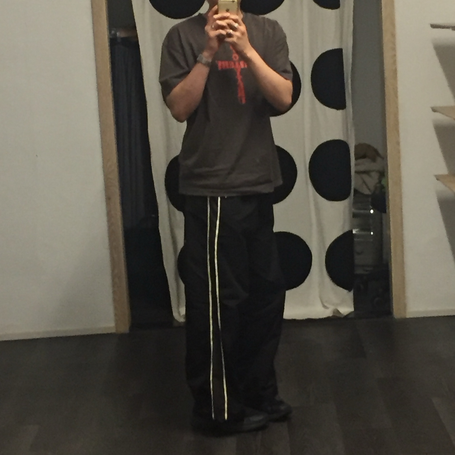 Polyteru 1011 1/2 Graphic T Shirt 'Cross Tee' Washed Charcoal Brown, Polyteru 1011 Nylon Track Pants Sport Black 착용 스타일