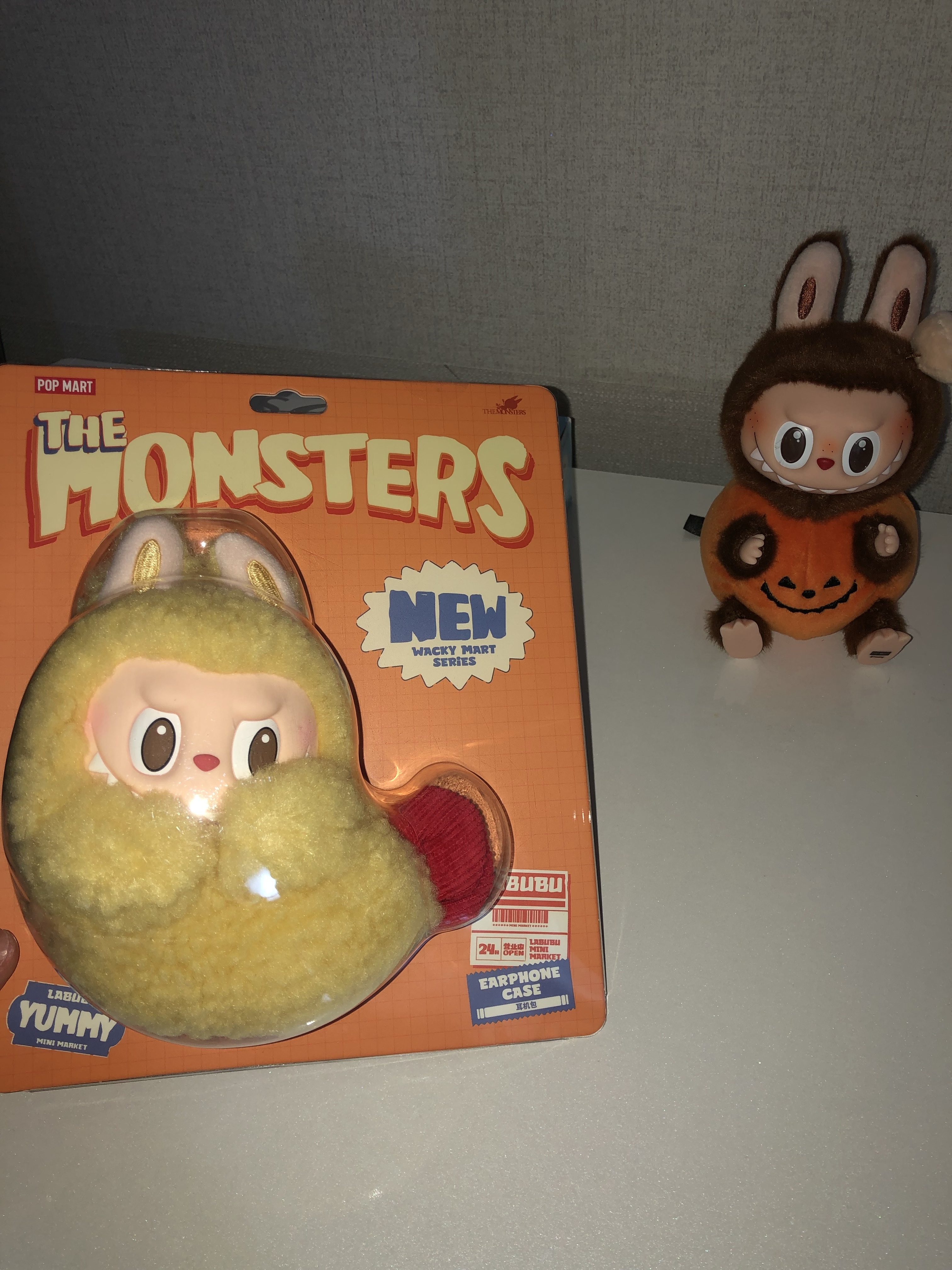Pop Mart Labubu The Monsters Wacky Mart Series Earphone Case 착용 스타일