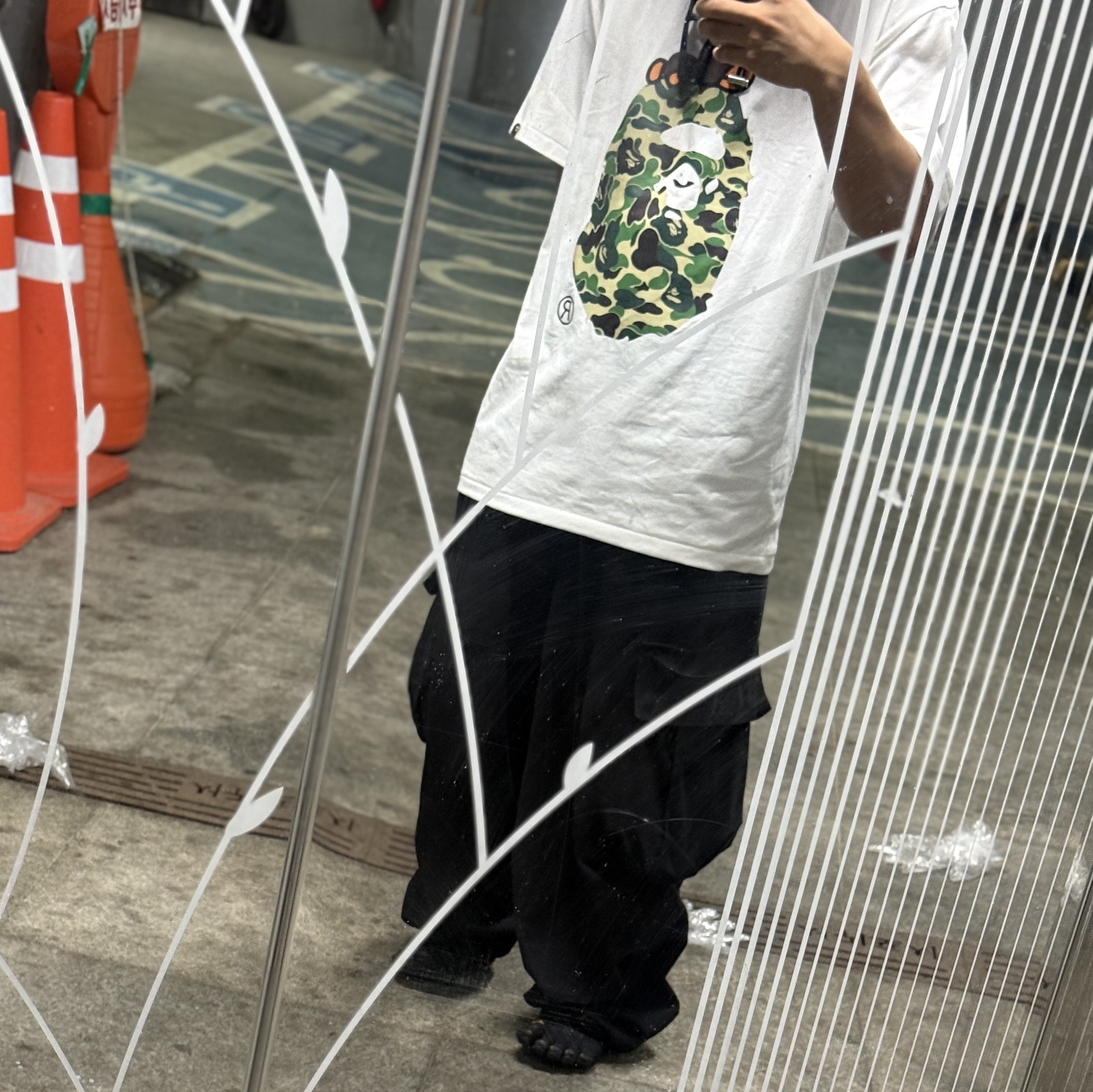 Jacquemus Le Bob Artichaut Bucket Hat Black, BAPE ABC Camo Milo on Big Ape T-Shirt White Green 착용 스타일 - 2