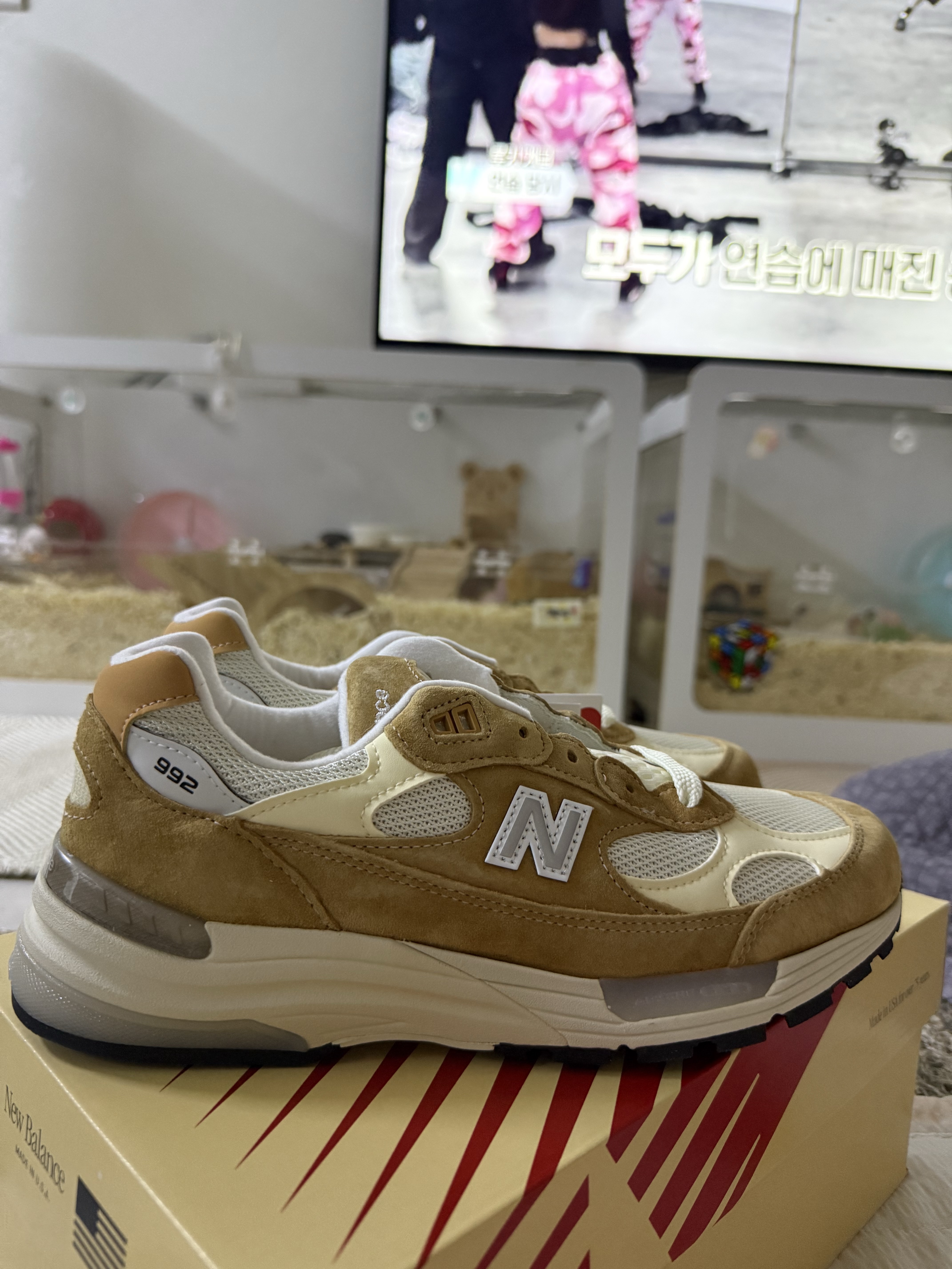 New Balance 992 Made in USA Sweet Caramel Calcium 착용 스타일
