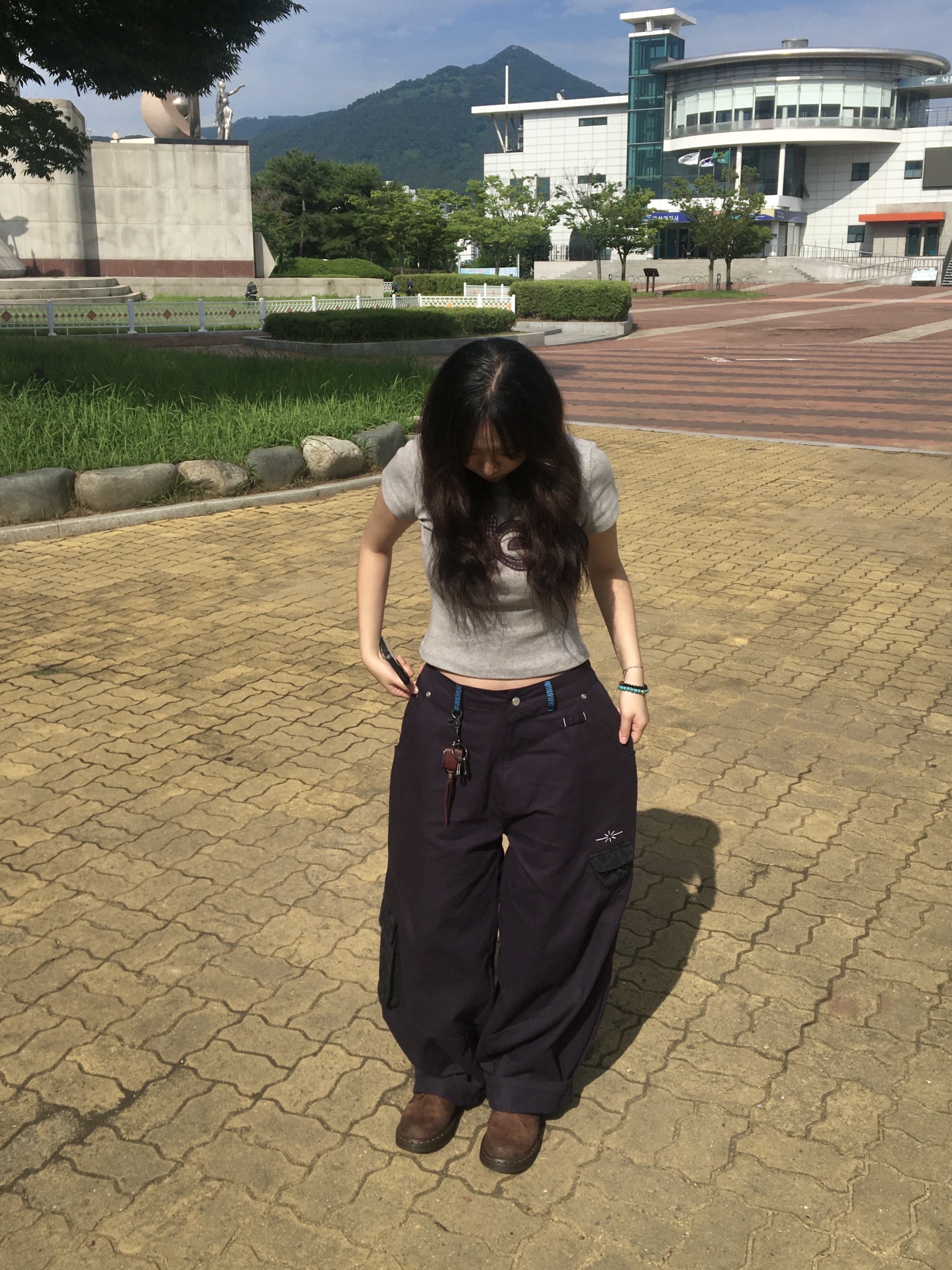 [예약 배송] AEAE Applique Logo Tee Melange Grey, Dr. Martens 1461 Crazy Horse Dark Brown 착용 스타일