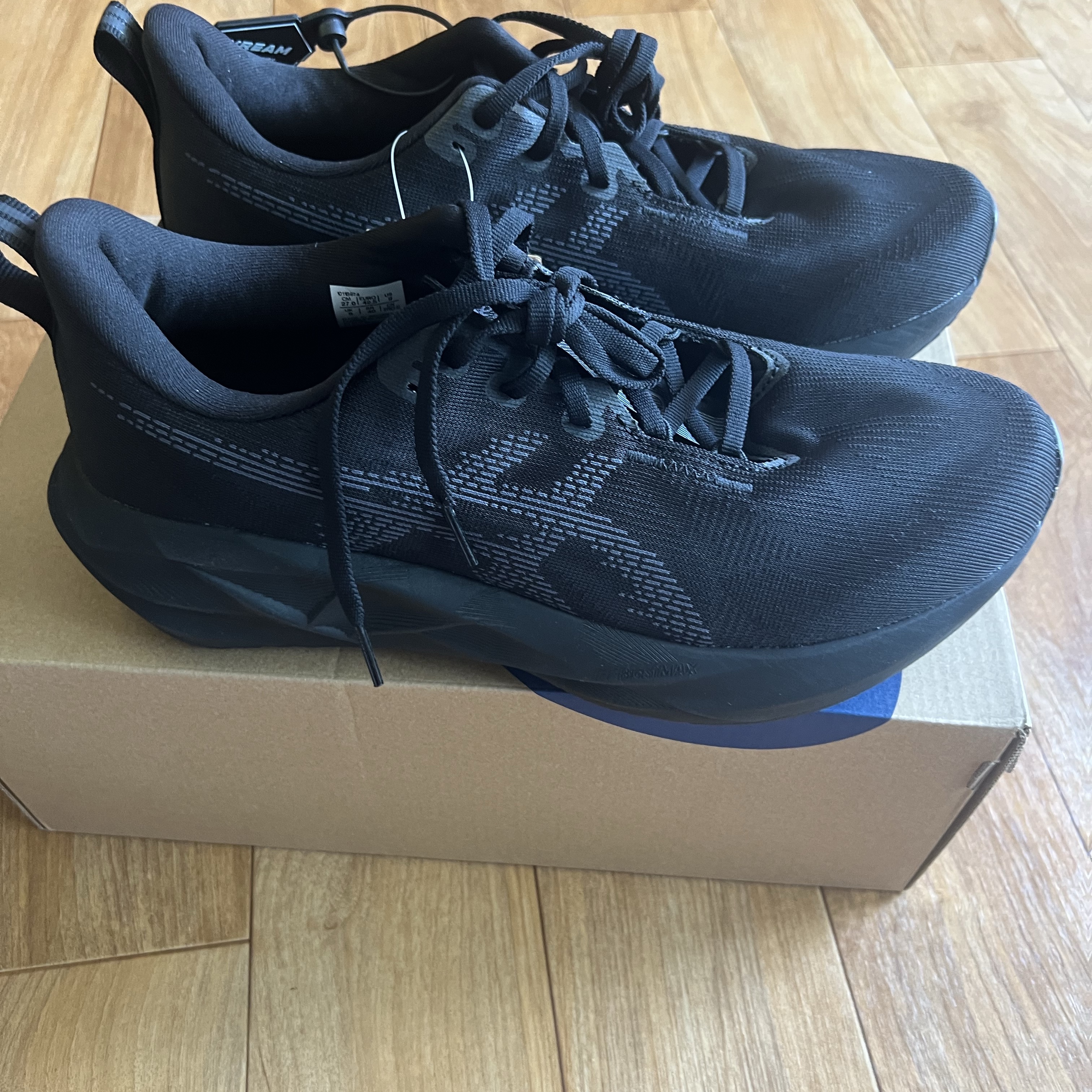 Asics Novablast 5 Black Carrier Grey 착용 스타일 - 3
