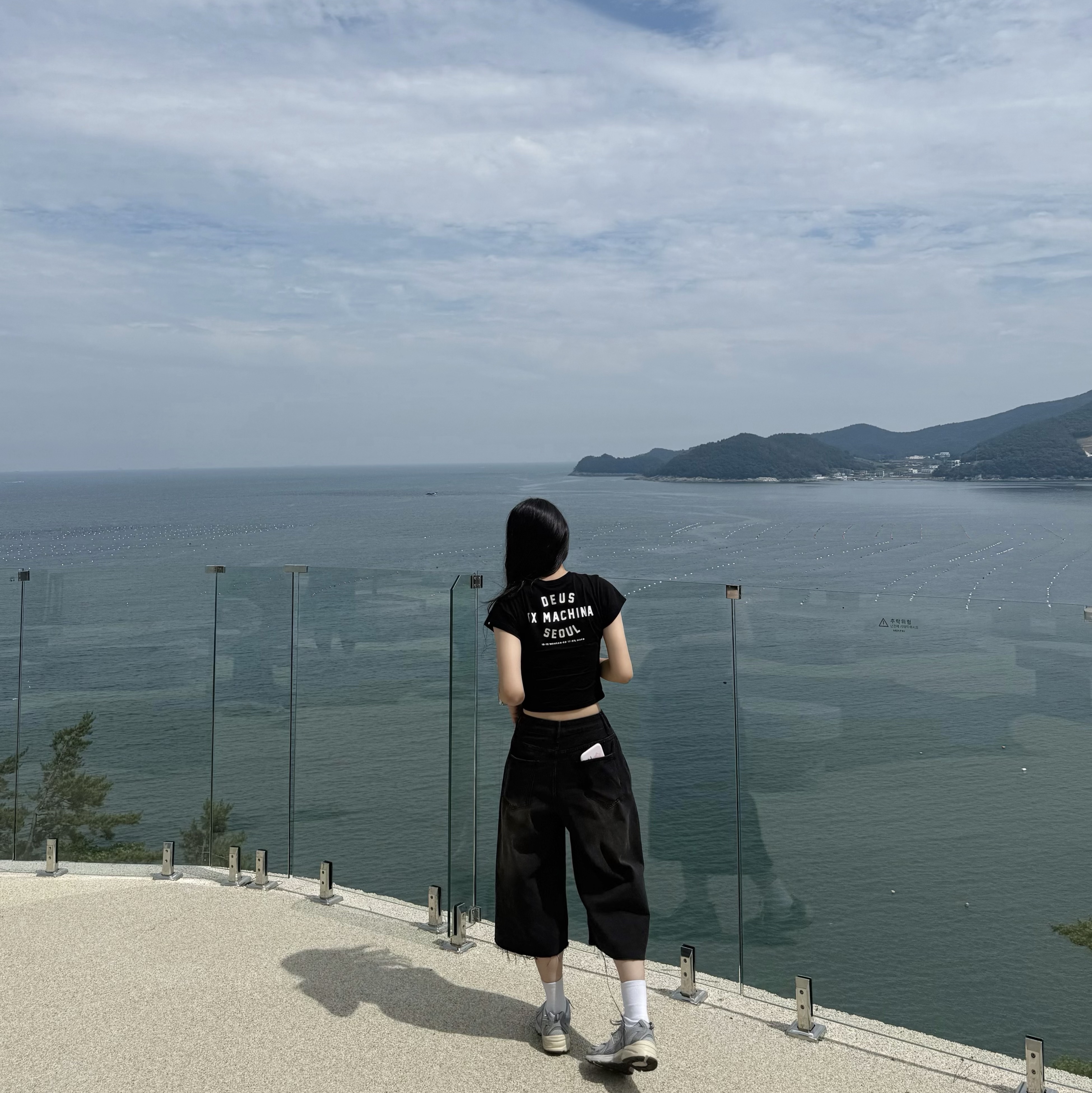 (Kids) Deus Ex Machina College Seoul T-Shirt Black, New Balance 530 Premium Vintage Grey Matter 착용 스타일 - 1