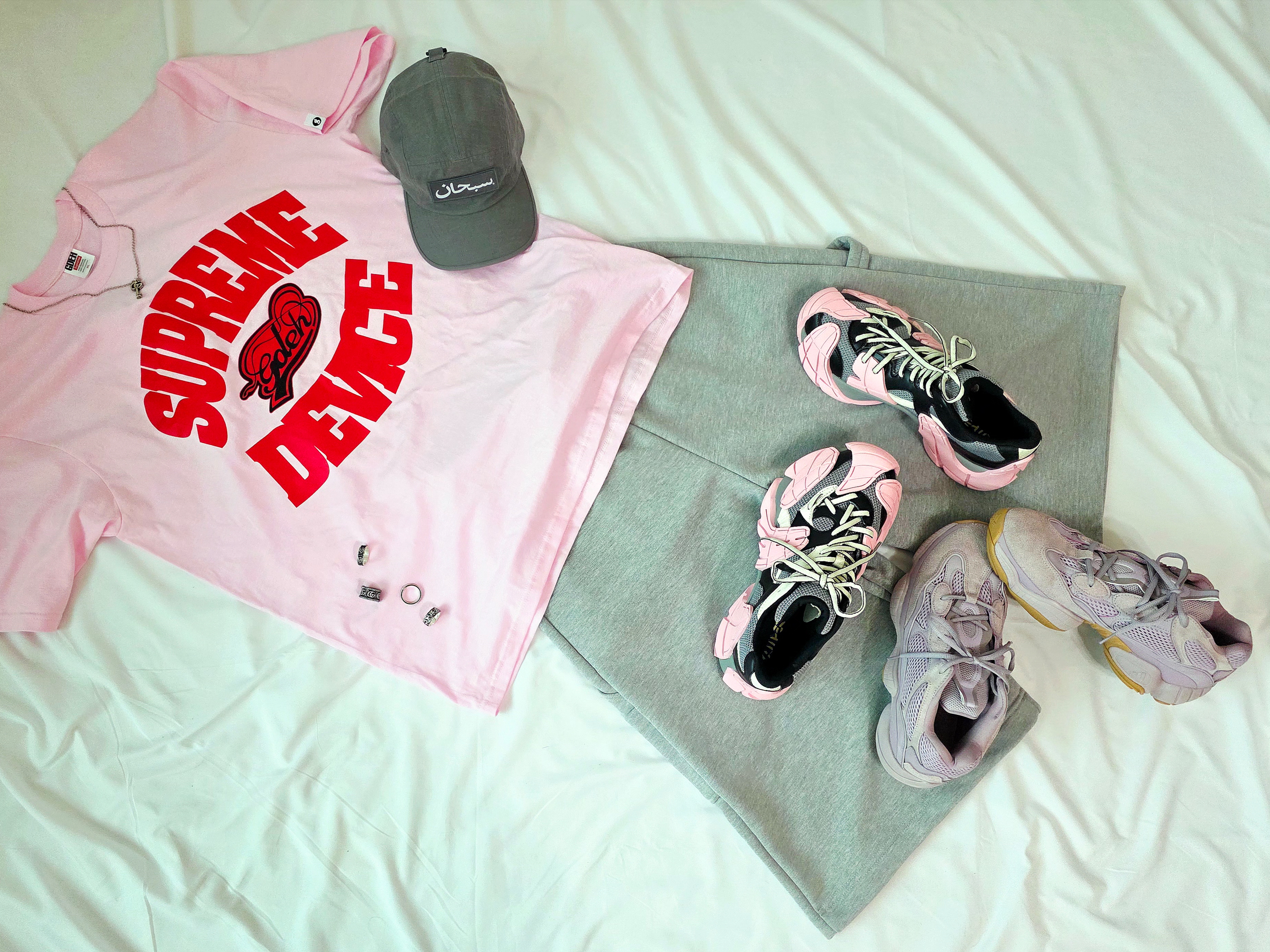 Supreme x GOODENOUGH Device T-Shirt Light Pink - 25SS, Supreme Denim Camp Cap Light Washed Indigo - 25SS 착용 스타일 - 2