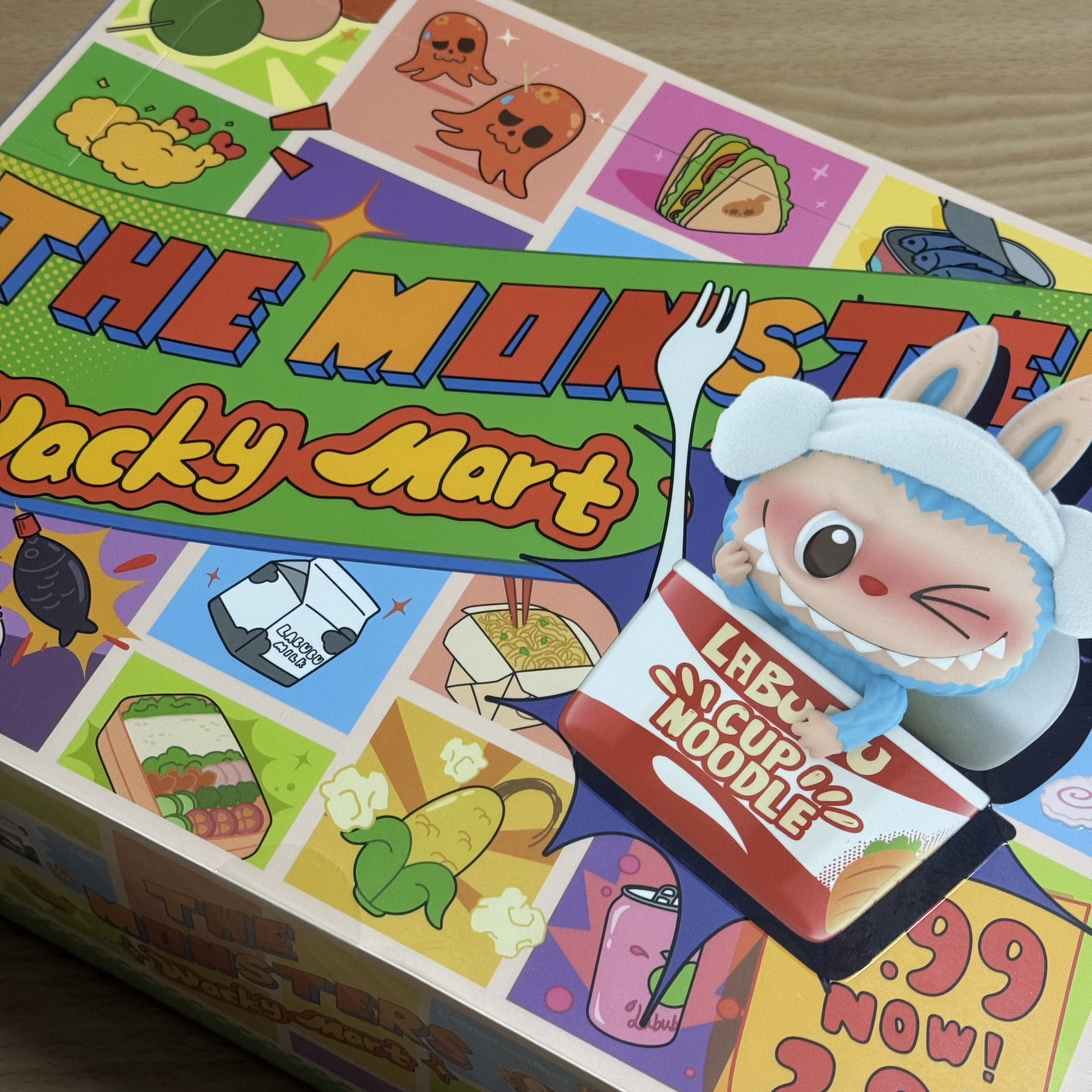 Pop Mart Labubu The Monsters Wacky Mart Series Figures (12 Blind Boxes) 착용 스타일