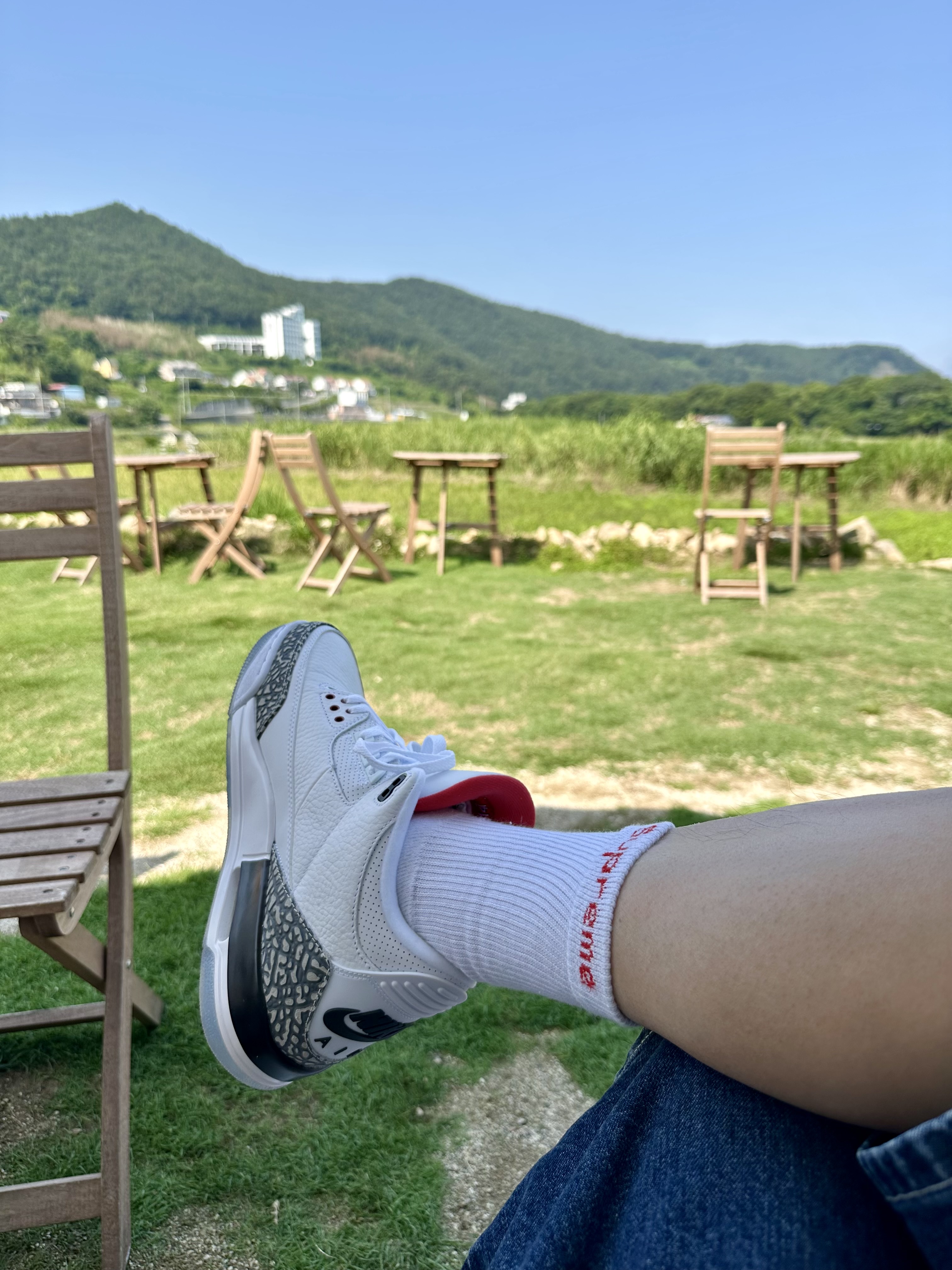 Jordan 3 Retro Free Throw Line White Cement, Supreme Hanes Crew Socks White (4 Pack) 착용 스타일 - 3