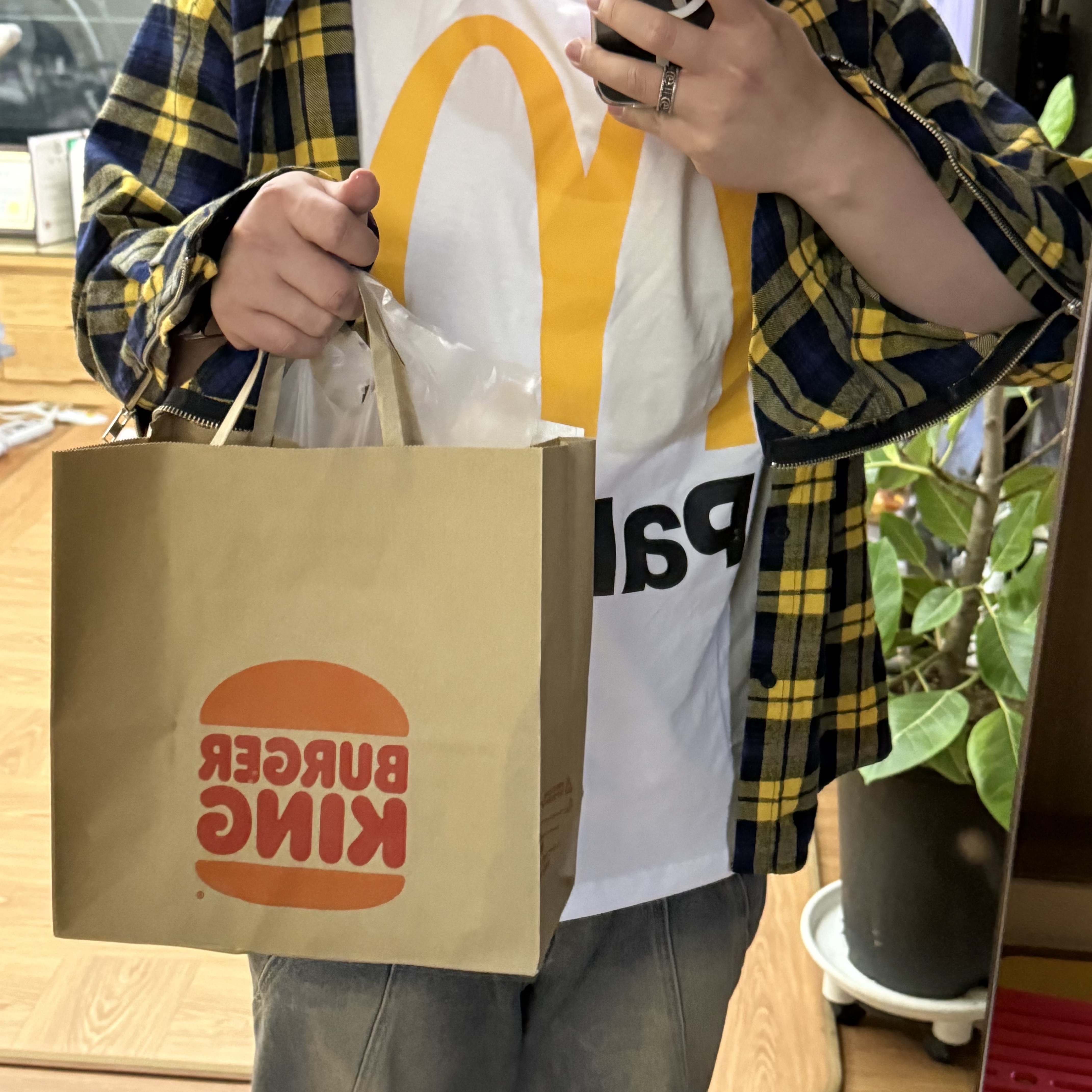 Supreme x Hardies Bolt T-Shirt Black - 23SS, Jordan 1 Retro High OG Yellow Ochre 착용 스타일 - 2