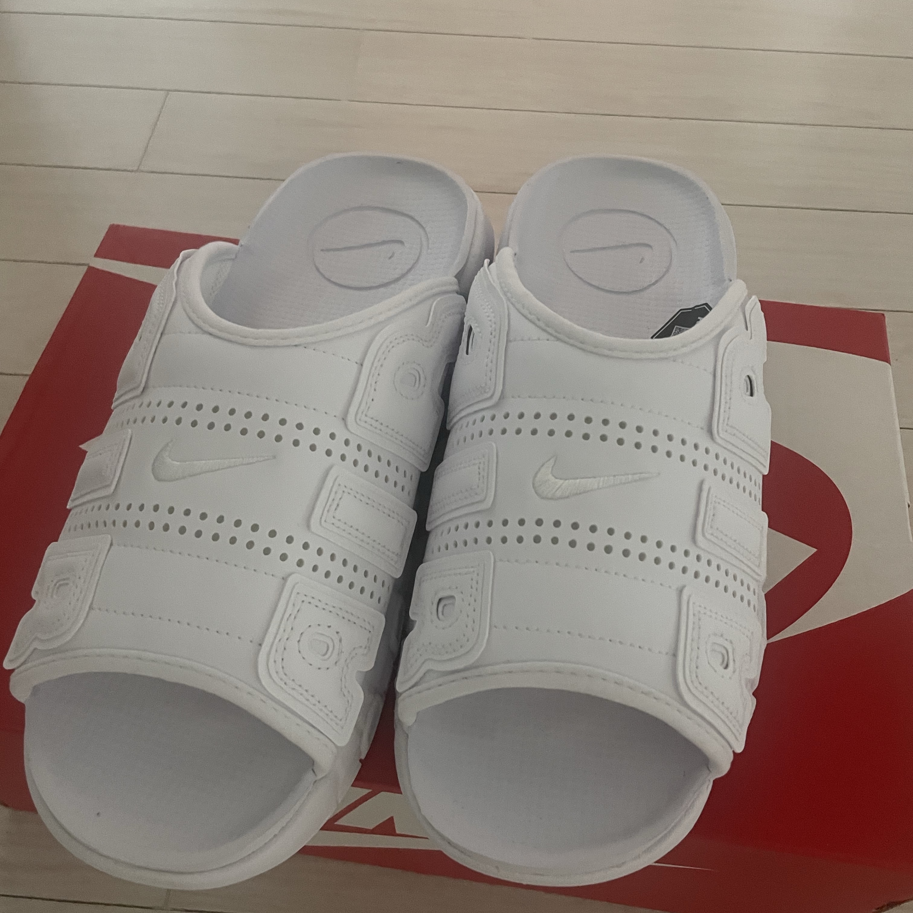 Nike Air More Uptempo Slide White 착용 스타일 - 2