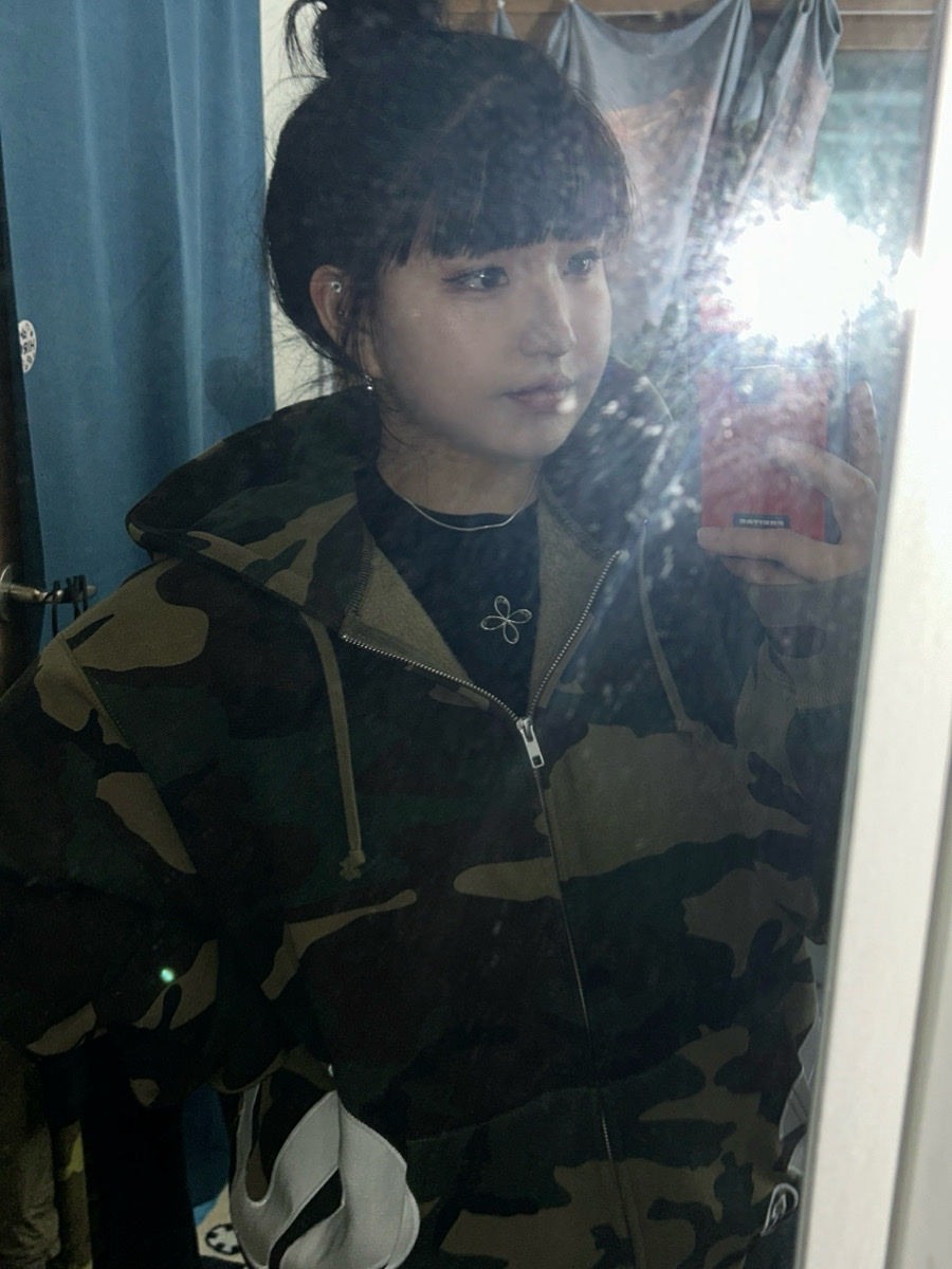 Supreme Big Logo Zip Up Hooded Sweatshirt Woodland Camo - 25SS, Surgery Unbalance Metal Clover Logo T-Shirt Black 착용 스타일