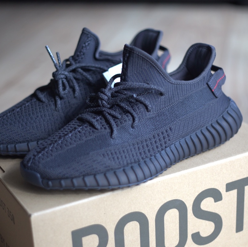 Adidas Yeezy Boost 350 V2 Black - Non-Reflective 착용 스타일