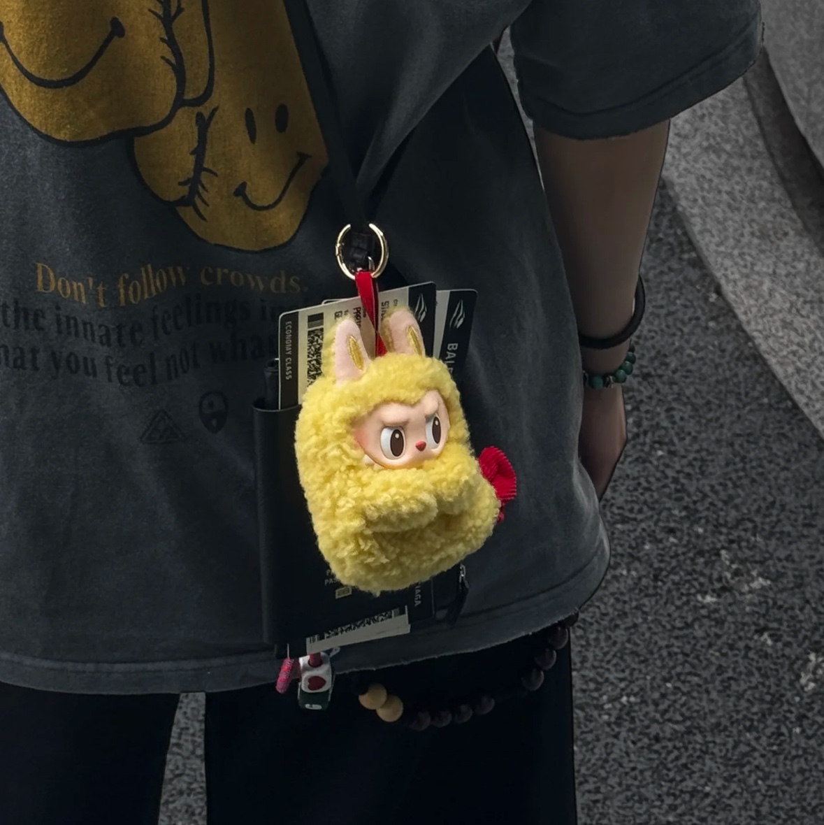 Pop Mart Labubu The Monsters Wacky Mart Series Earphone Case 착용 스타일 - 1