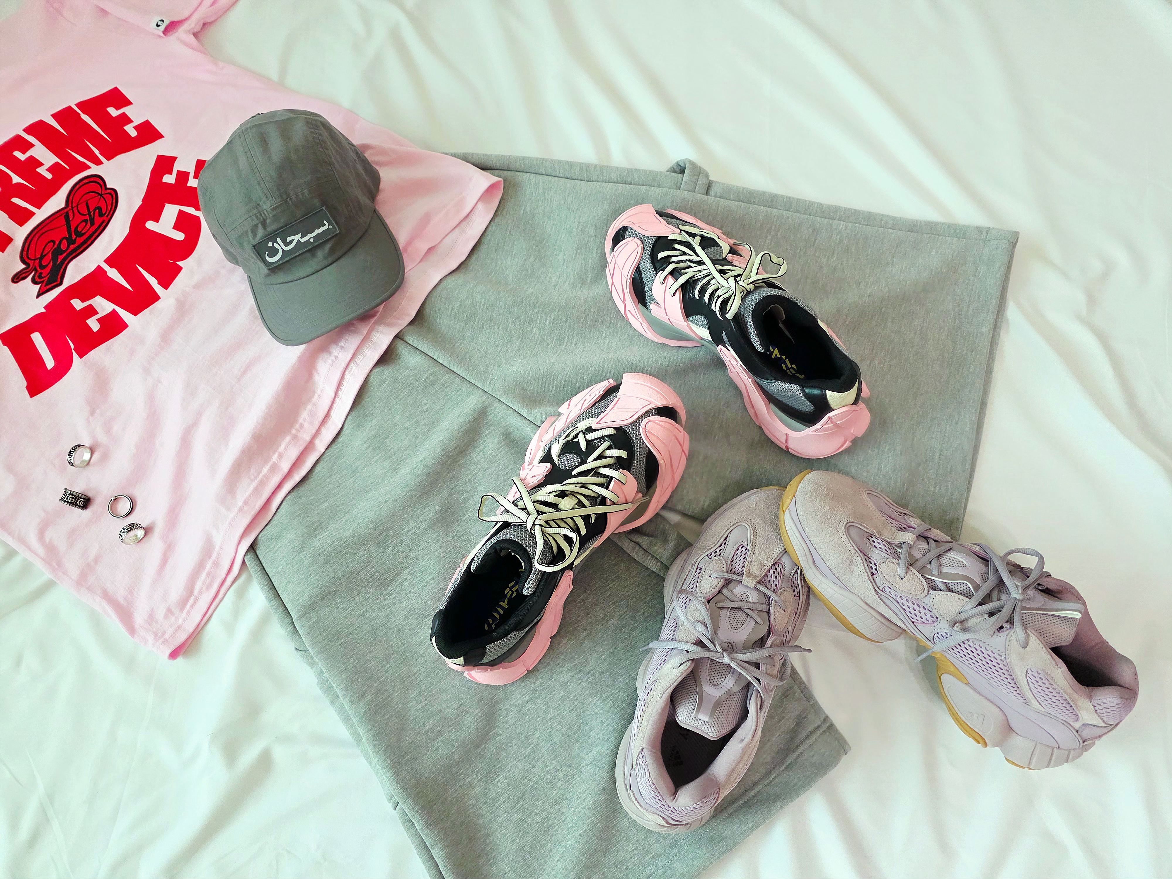 Supreme x GOODENOUGH Device T-Shirt Light Pink - 25SS, Supreme Denim Camp Cap Light Washed Indigo - 25SS 착용 스타일 - 6