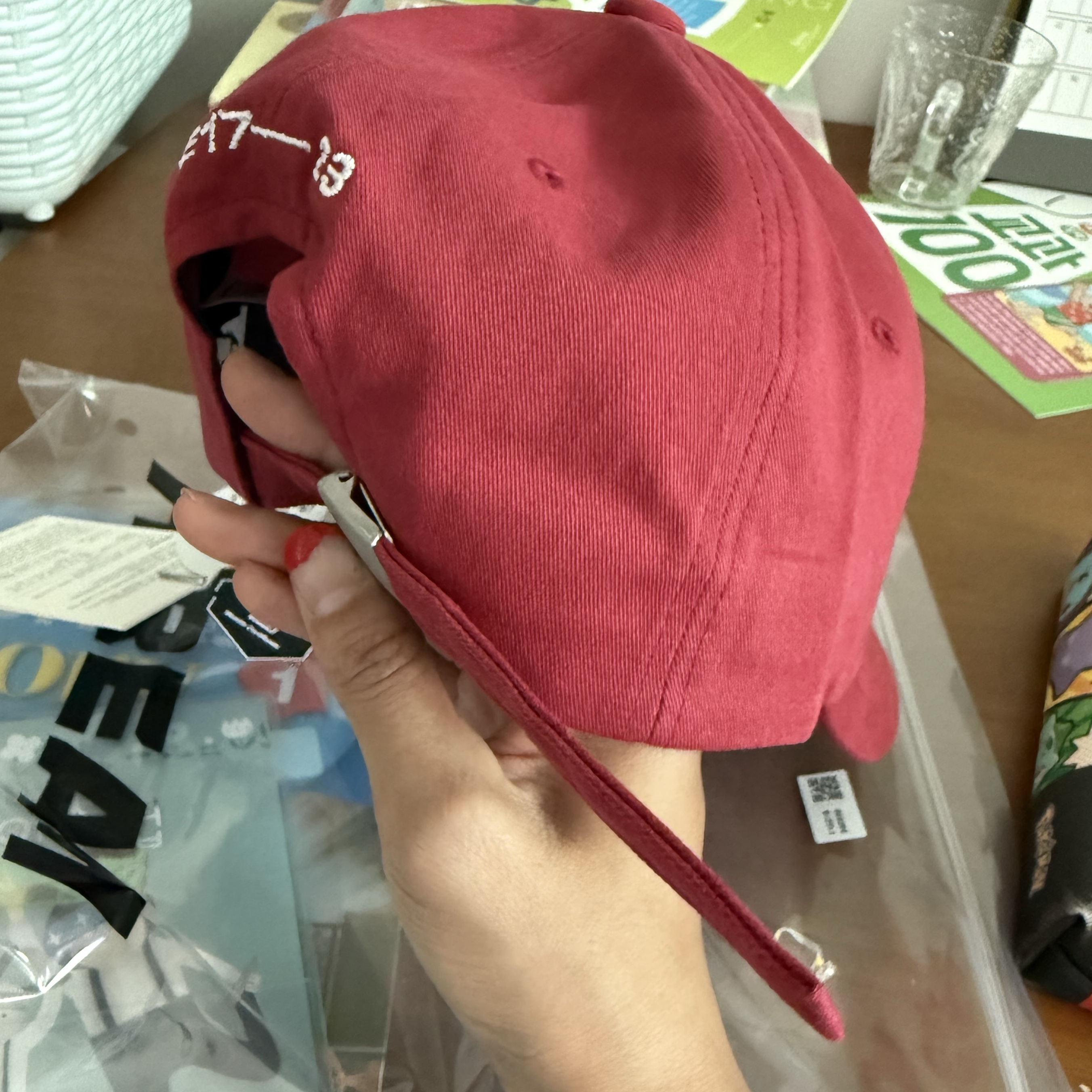Emis Tone On Tone Wappen Ball Cap Red 착용 스타일