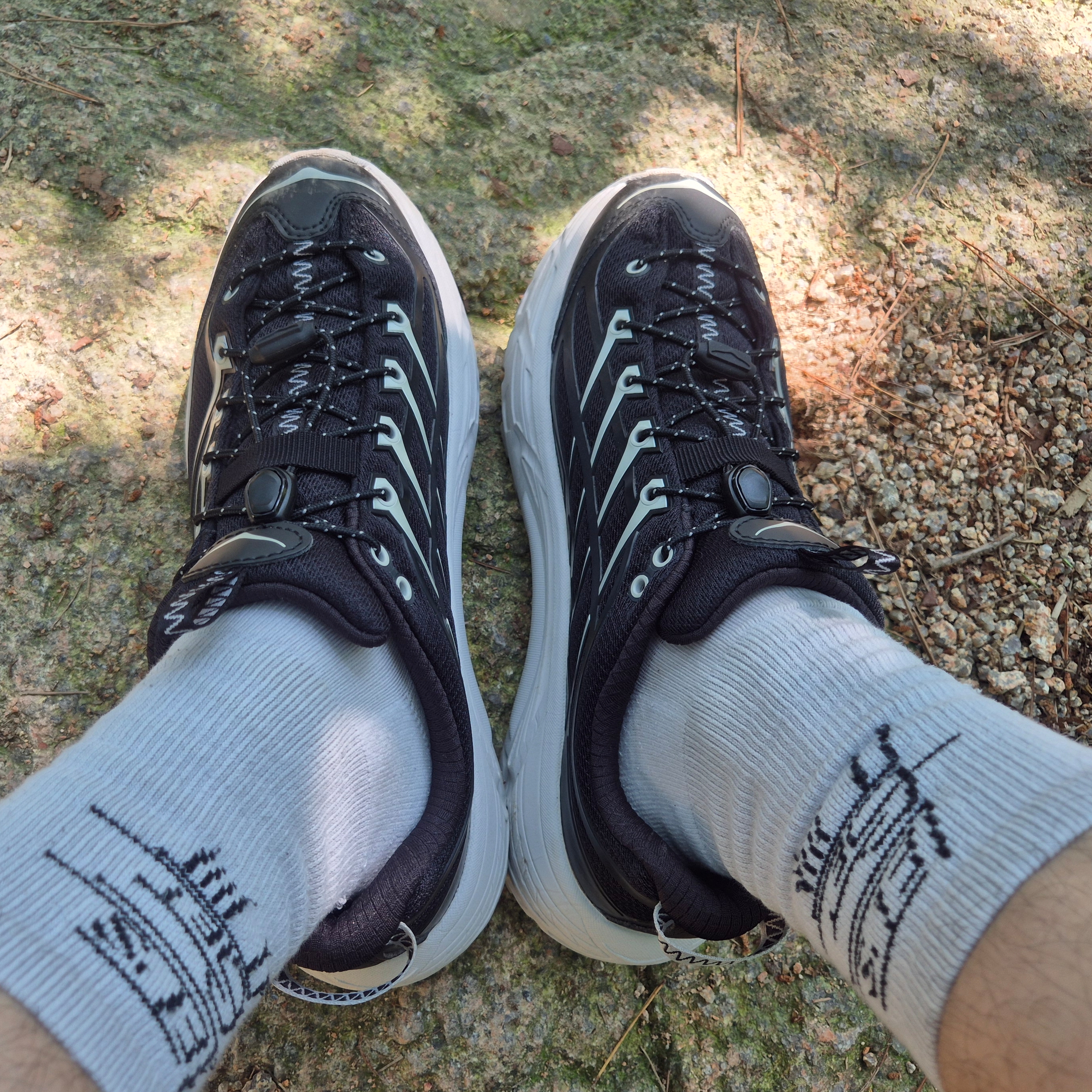 Hoka Mafate Three 2 Black Cosmic Grey 착용 스타일